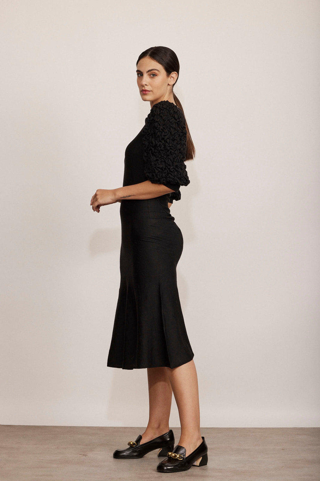 שמלת מידי עם שרוולים נפוחים באורך 3/4 הרכב: 70% צמר וירג'ין, 20% משי, 10% קשמירהדוגמנית בגובה 1.75 ולובשת מידה 42 איטלקית