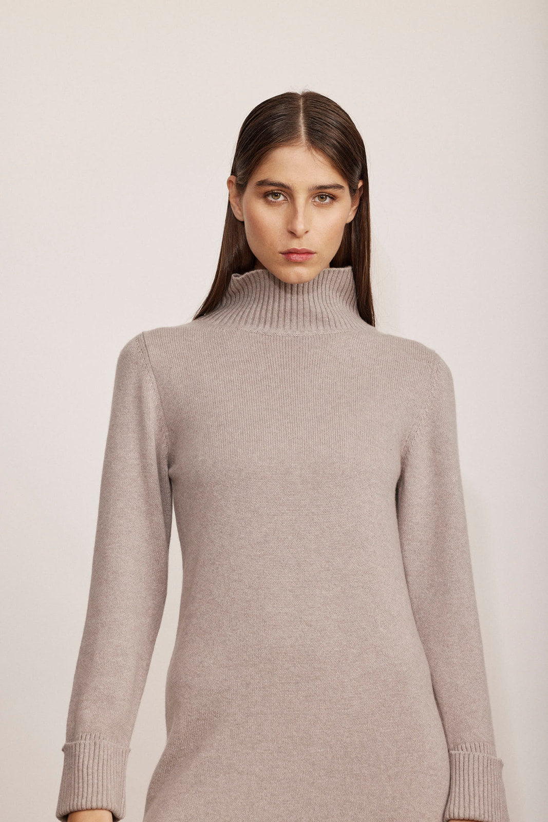 שמלת גולף באורך מידיהרכב: 100% קשמירהדוגמנית בגובה 1.75 ולובשת מידה S