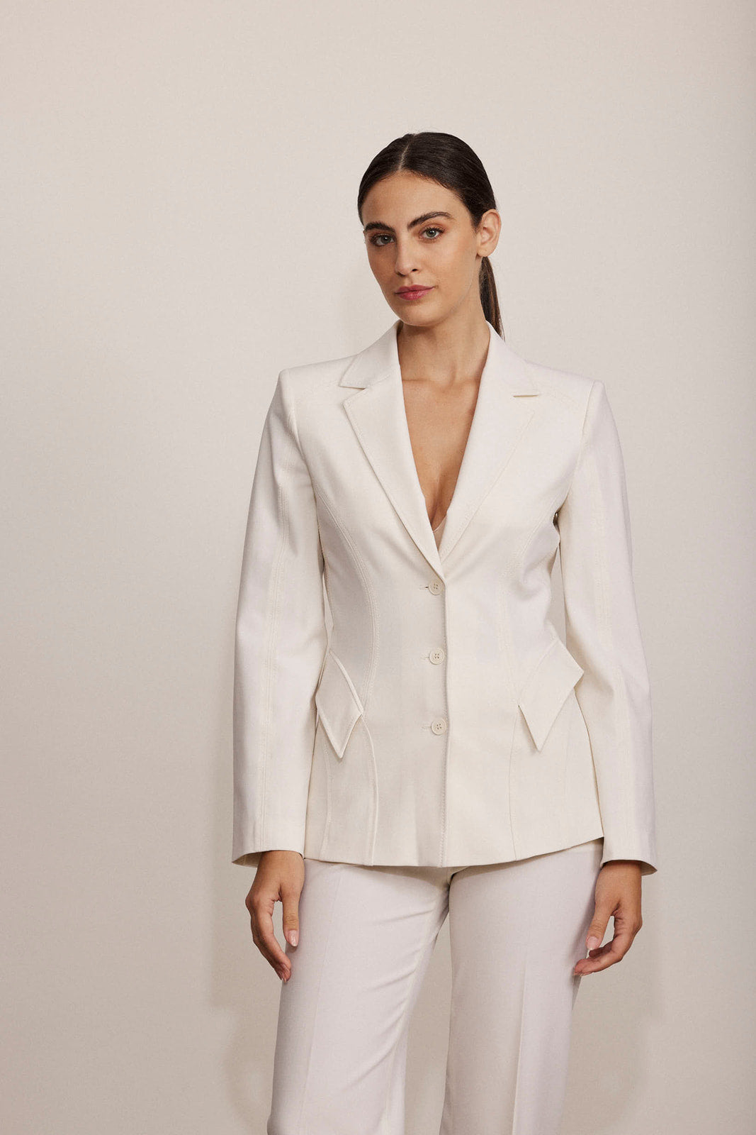 בלייזר בשילוב צמר עם כיסים אלכסוניםהרכב: 72% צמר, 24% פוליאמיד, 2% אלסטןהדוגמנית בגובה 1.75 ולובשת מידה 42 איטלקית