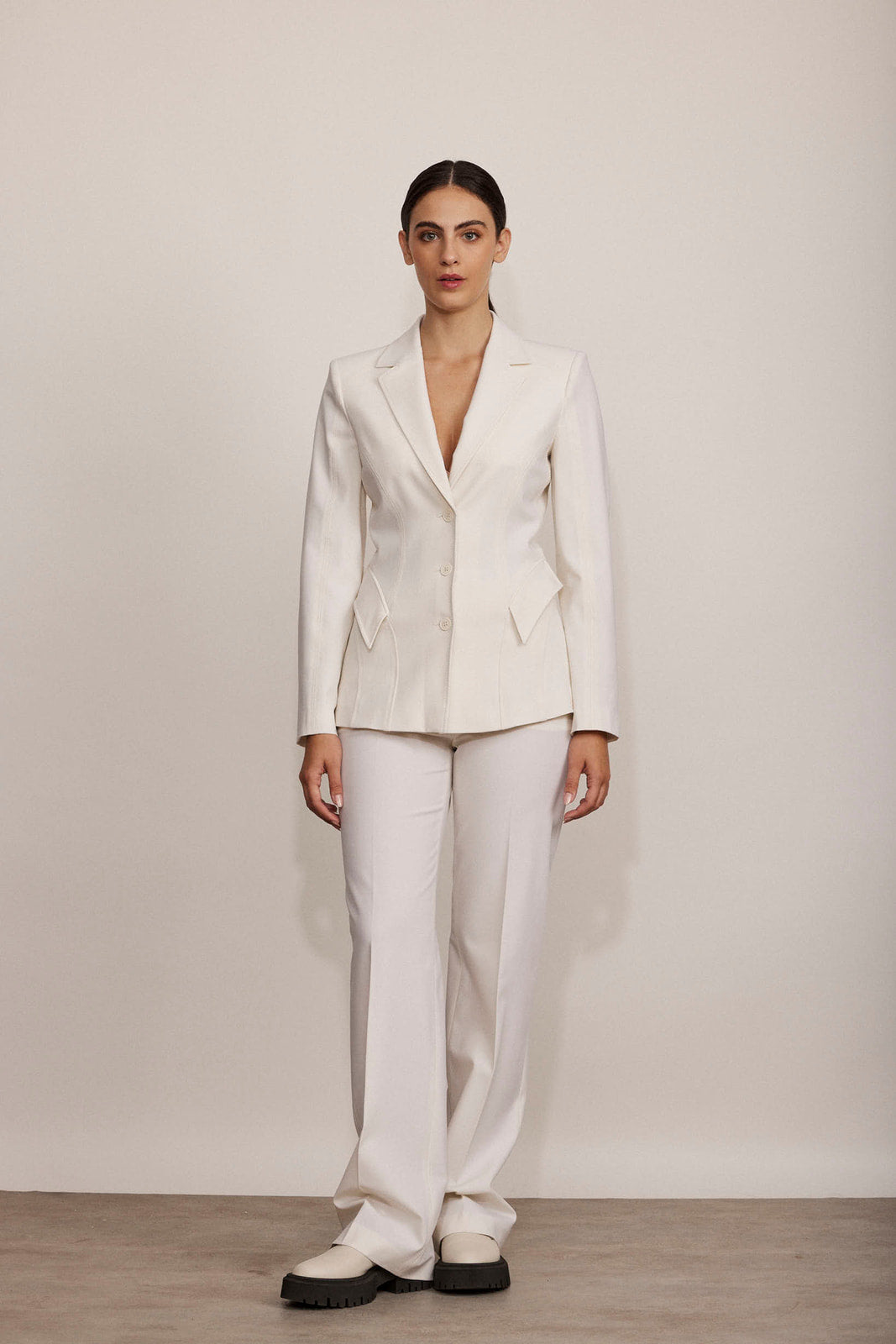 מכנסיים מחוייטים בשילוב צמרהרכב: 72% צמר, 24% פוליאמיד, 2% אלסטןהדוגמנית בגובה 1.75 ולובשת מידה 42 איטלקית