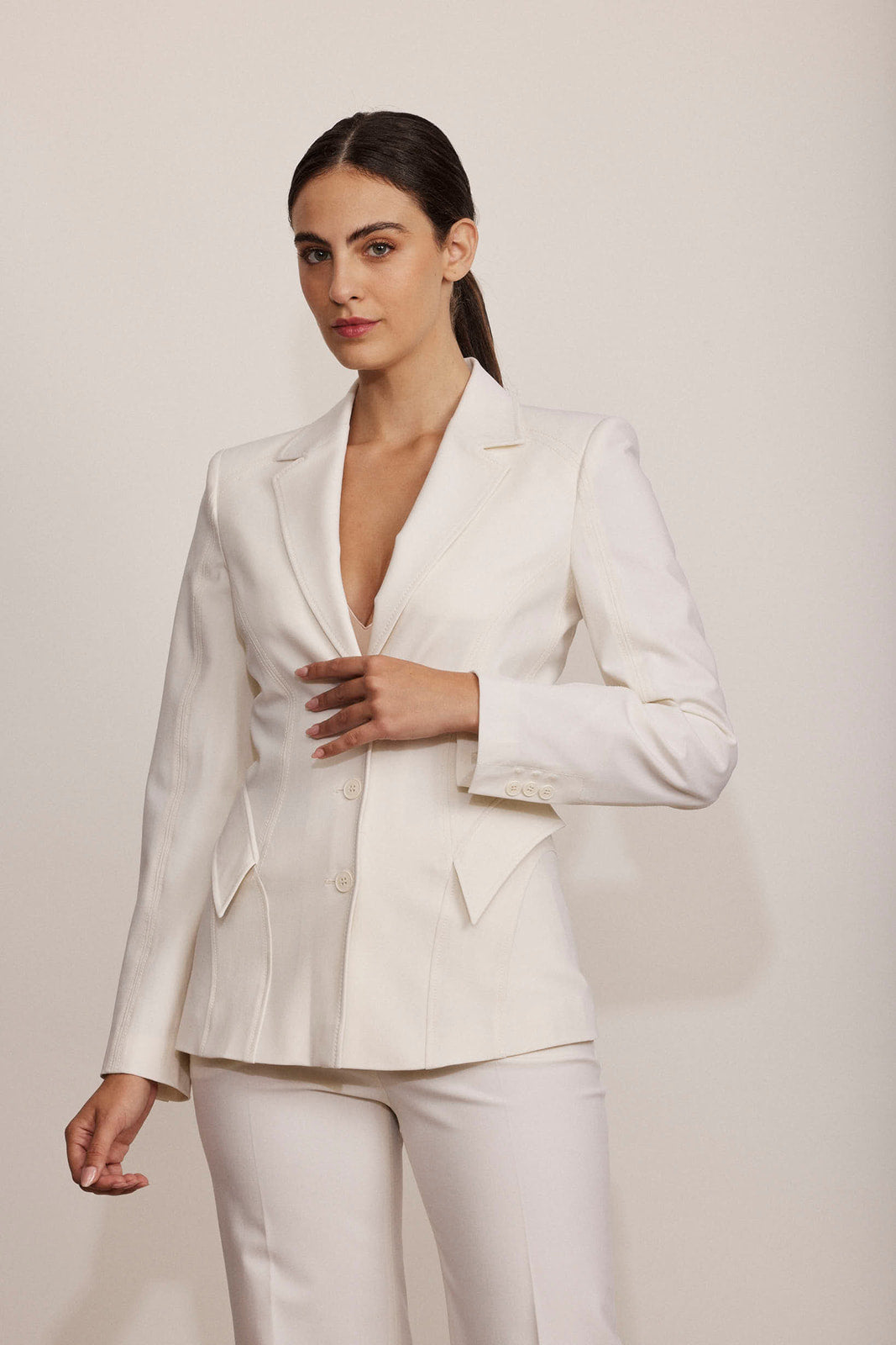 בלייזר בשילוב צמר עם כיסים אלכסוניםהרכב: 72% צמר, 24% פוליאמיד, 2% אלסטןהדוגמנית בגובה 1.75 ולובשת מידה 42 איטלקית