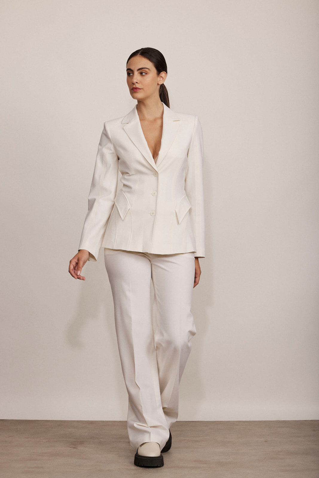 מכנסיים מחוייטים בשילוב צמרהרכב: 72% צמר, 24% פוליאמיד, 2% אלסטןהדוגמנית בגובה 1.75 ולובשת מידה 42 איטלקית