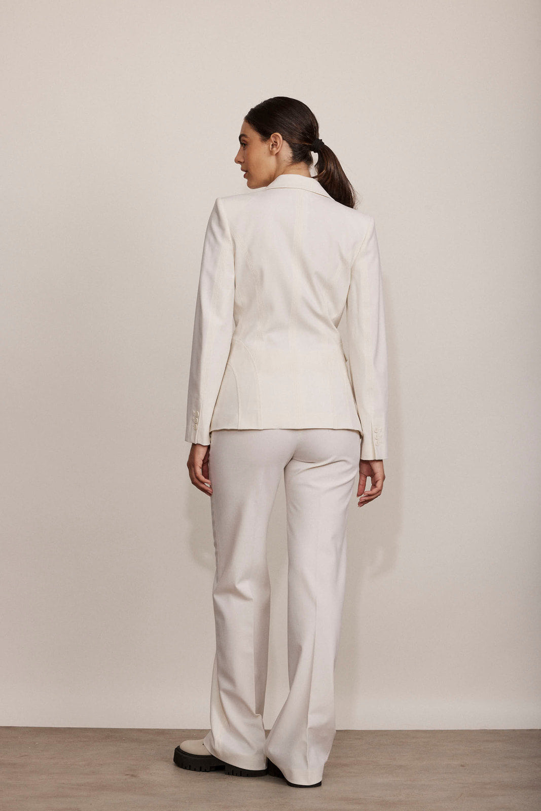 מכנסיים מחוייטים בשילוב צמרהרכב: 72% צמר, 24% פוליאמיד, 2% אלסטןהדוגמנית בגובה 1.75 ולובשת מידה 42 איטלקית