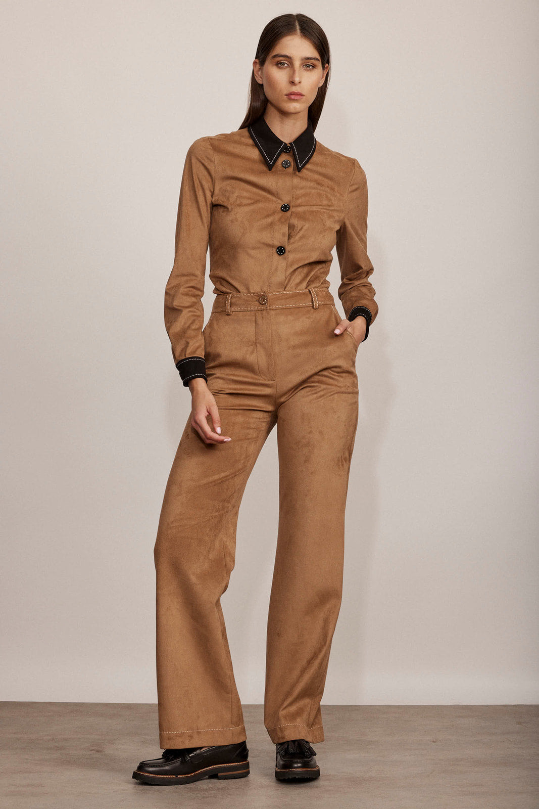 מכנסיים מחוייטים מקולקציית Boutique MOSCHINO הרכב: 60% אצטט, 40% קופרו; בד משני: 90% פוליאסטר, 10% אלסטודיאןהדוגמנית בגובה 1.80 ולובשת מידה 40 איטלקית