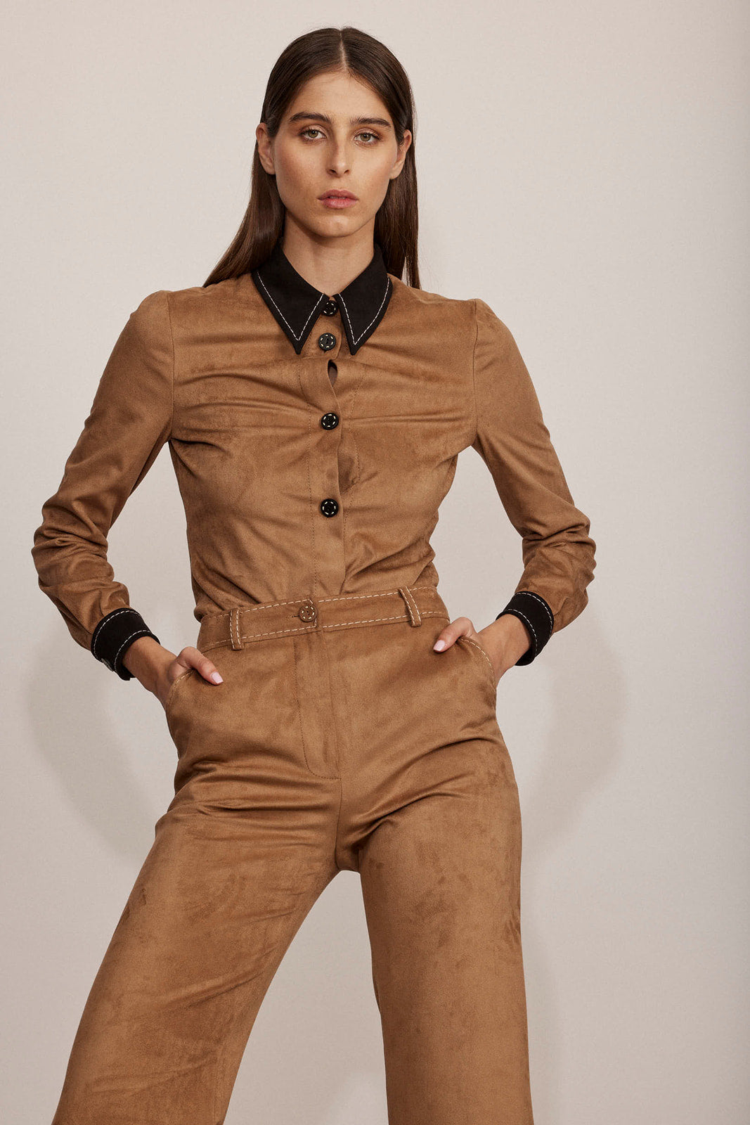 חולצת זמש מכופתרת מקולקציית Boutique MOSCHINO במראה מחוייט הרכב: 90% פוליאסטר, 10% אלסטןהדוגמנית בגובה 1.80 ולובשת מידה 40 איטלקית