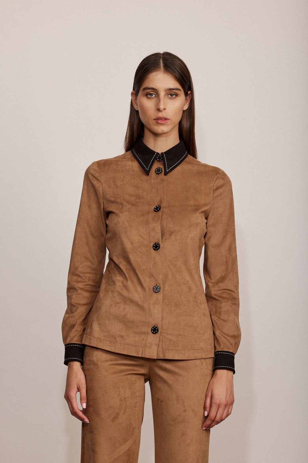 חולצת זמש מכופתרת מקולקציית Boutique MOSCHINO במראה מחוייט הרכב: 90% פוליאסטר, 10% אלסטןהדוגמנית בגובה 1.80 ולובשת מידה 40 איטלקית