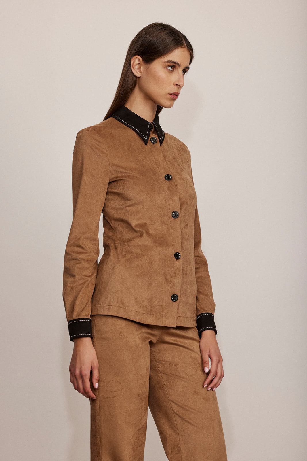 חולצת זמש מכופתרת מקולקציית Boutique MOSCHINO במראה מחוייט הרכב: 90% פוליאסטר, 10% אלסטןהדוגמנית בגובה 1.80 ולובשת מידה 40 איטלקית