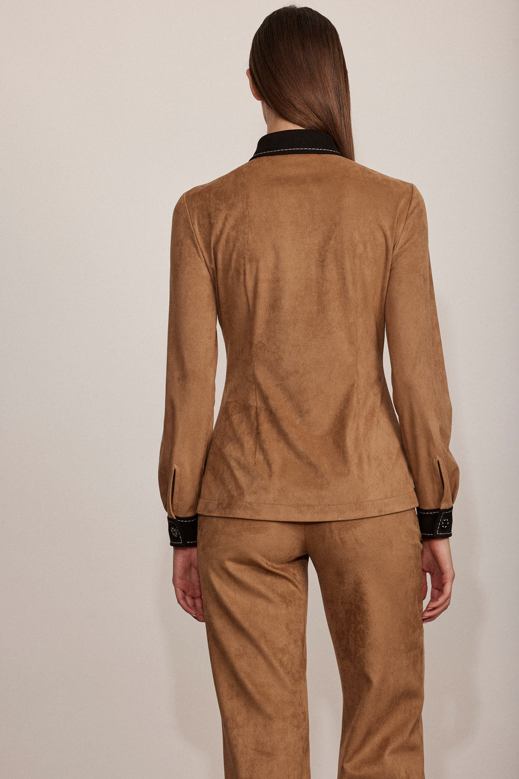 חולצת זמש מכופתרת מקולקציית Boutique MOSCHINO במראה מחוייט הרכב: 90% פוליאסטר, 10% אלסטןהדוגמנית בגובה 1.80 ולובשת מידה 40 איטלקית