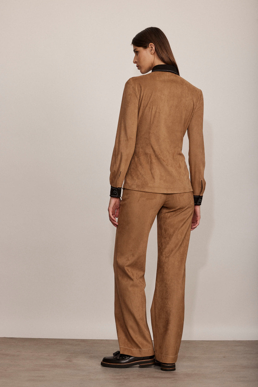 חולצת זמש מכופתרת מקולקציית Boutique MOSCHINO במראה מחוייט הרכב: 90% פוליאסטר, 10% אלסטןהדוגמנית בגובה 1.80 ולובשת מידה 40 איטלקית