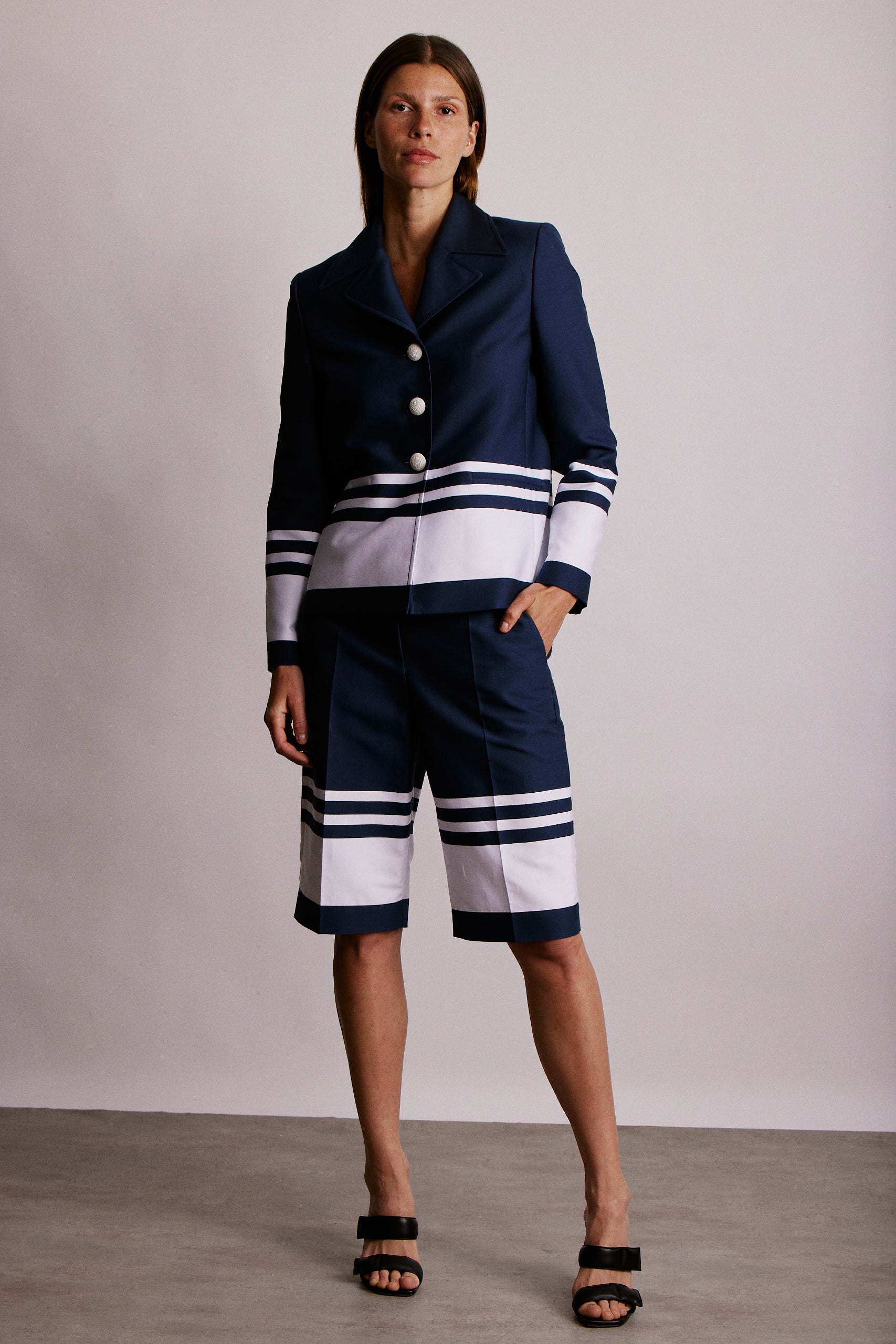 מכנסי ברמודה מחוייטים מקולקציית Boutique MOSCHINO הרכב: 92% כותנה, 8% פוליאמידהדוגמנית בגובה 1.80 ולובשת מידה 40 איטלקית