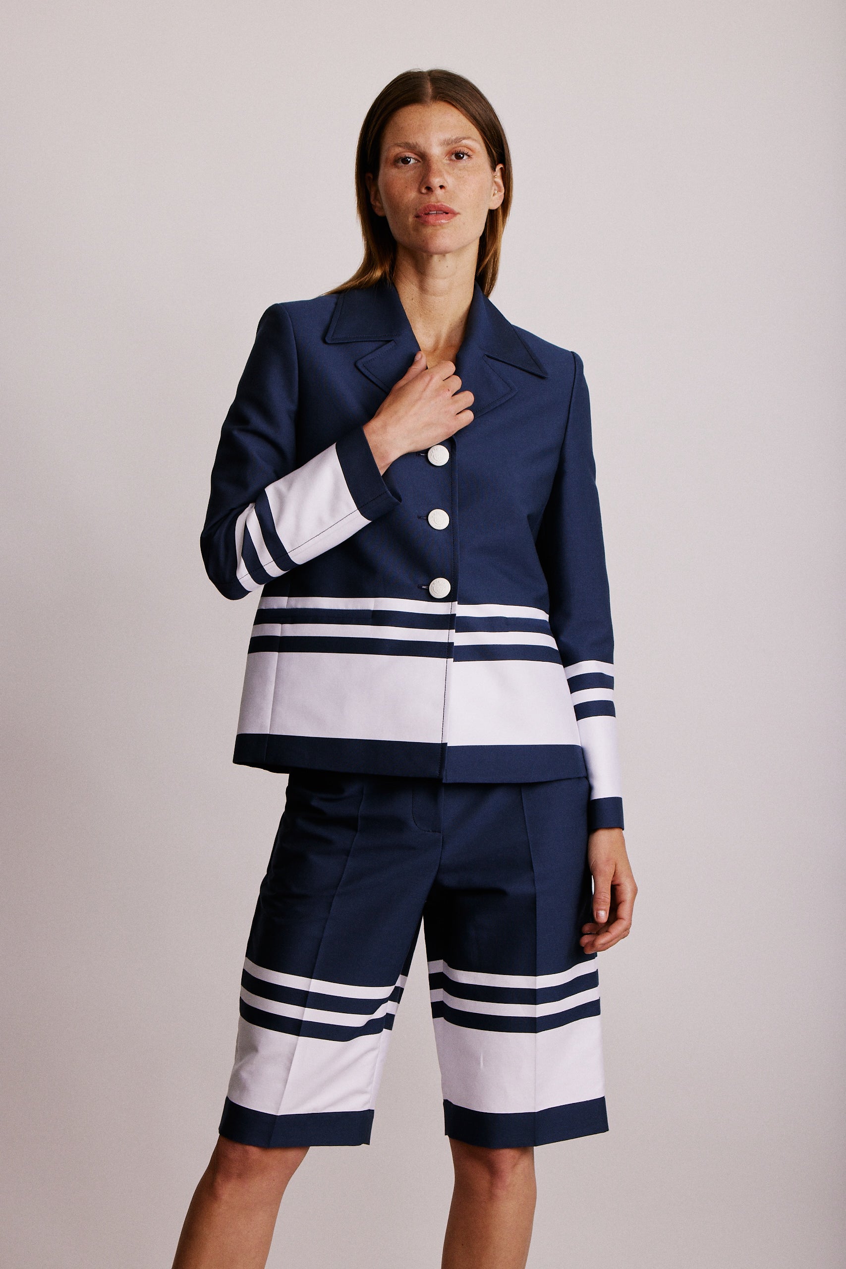 מכנסי ברמודה מחוייטים מקולקציית Boutique MOSCHINO הרכב: 92% כותנה, 8% פוליאמידהדוגמנית בגובה 1.80 ולובשת מידה 40 איטלקית