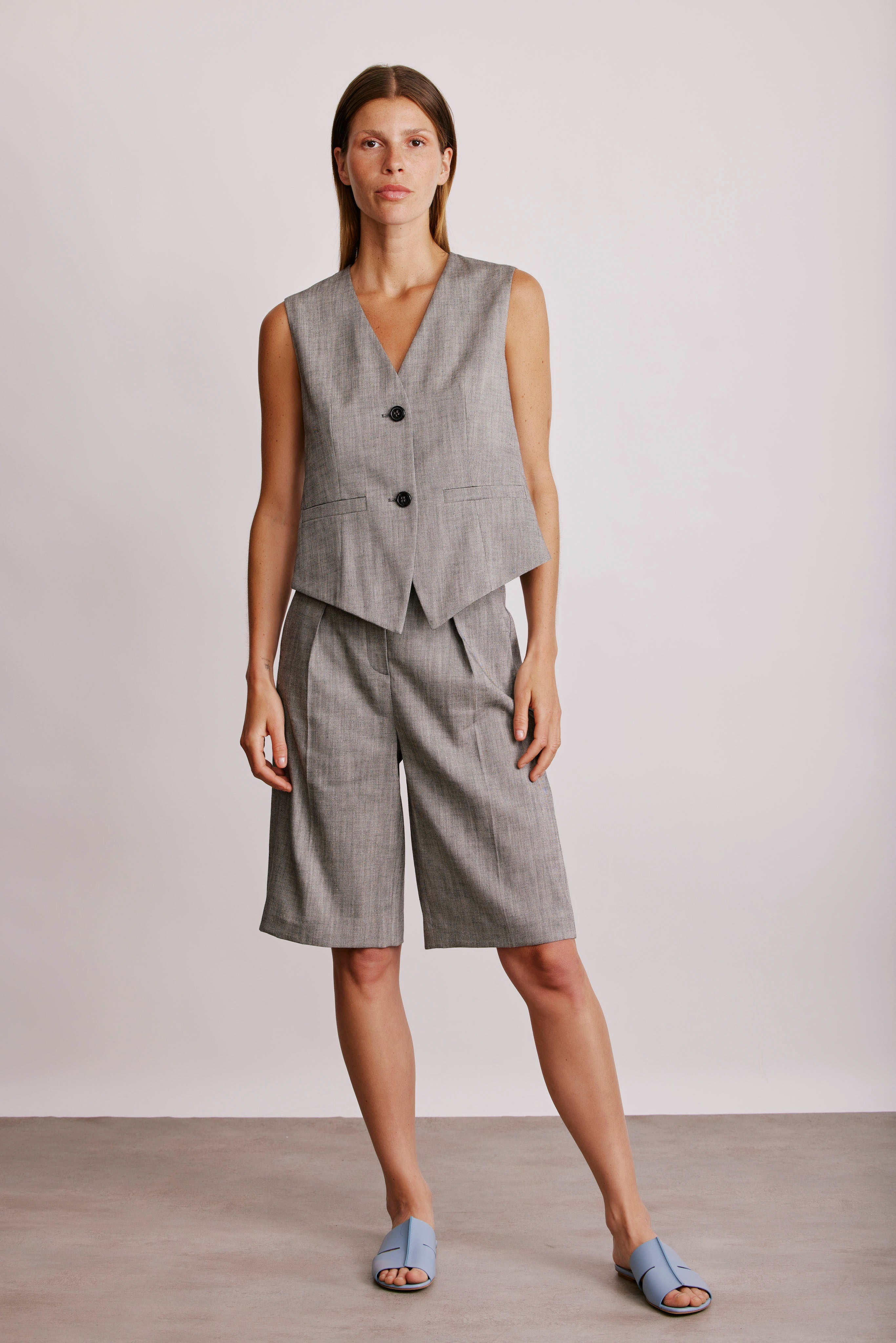 מכנסי ברמודה בגזרה גבוהההרכב: 46% ויסקוזה, 30% פשתן, 22% כותנה, 2% אלסטןהדוגמנית בגובה 1.80 ולובשת מידה 36 אירופאית