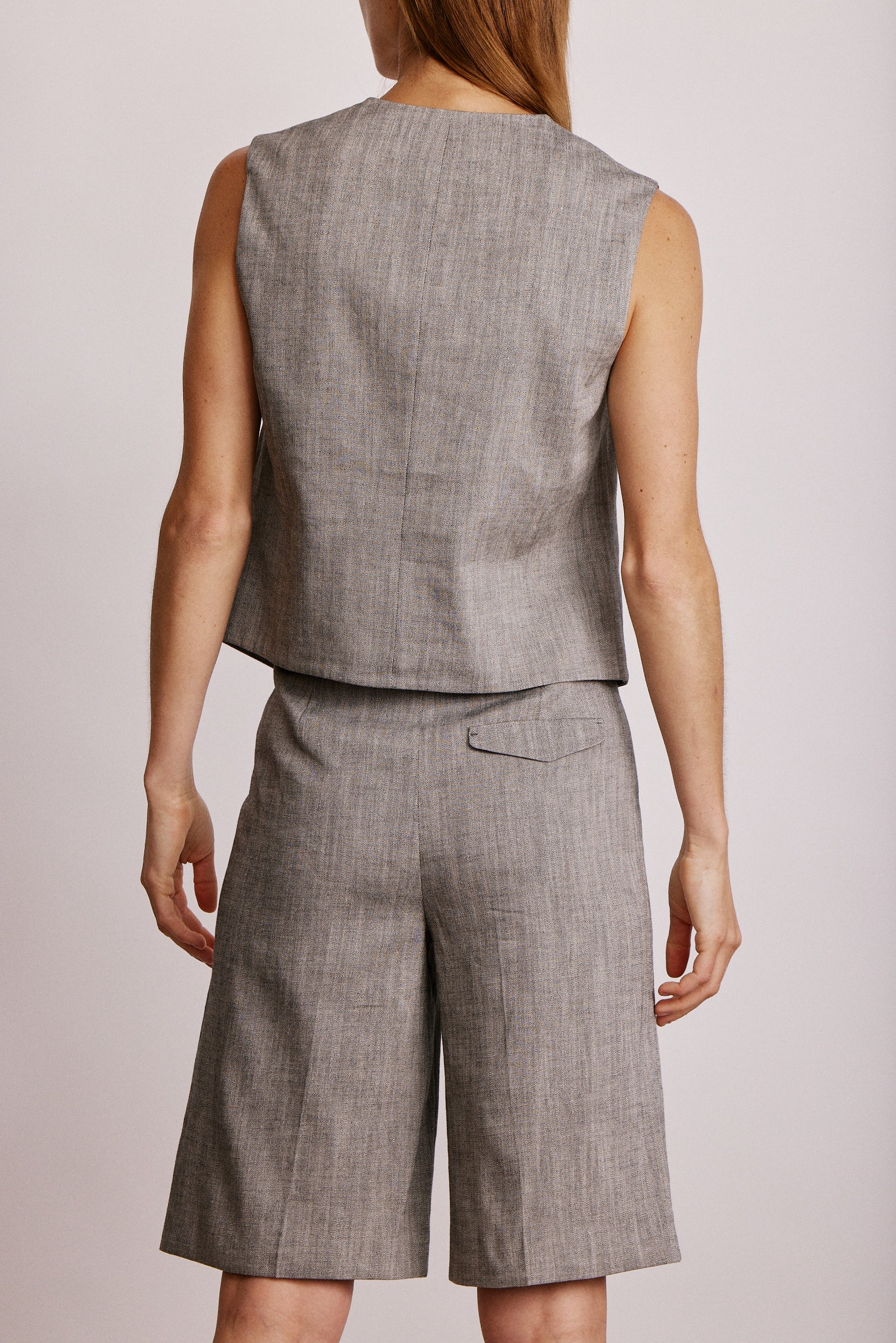 מכנסי ברמודה בגזרה גבוהההרכב: 46% ויסקוזה, 30% פשתן, 22% כותנה, 2% אלסטןהדוגמנית בגובה 1.80 ולובשת מידה 36 אירופאית