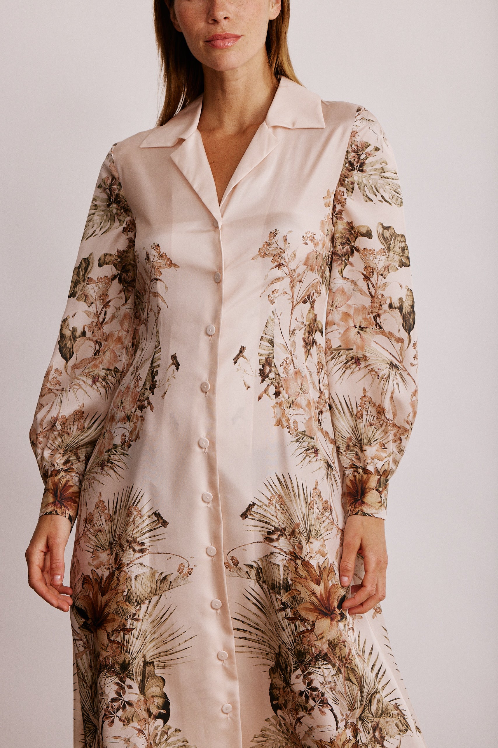 שמלת מידי מכופתרת בעיצוב פרחוניהרכב: 100% משיהדוגמנית בגובה 1.80 ולובשת מידה 40 איטלקית