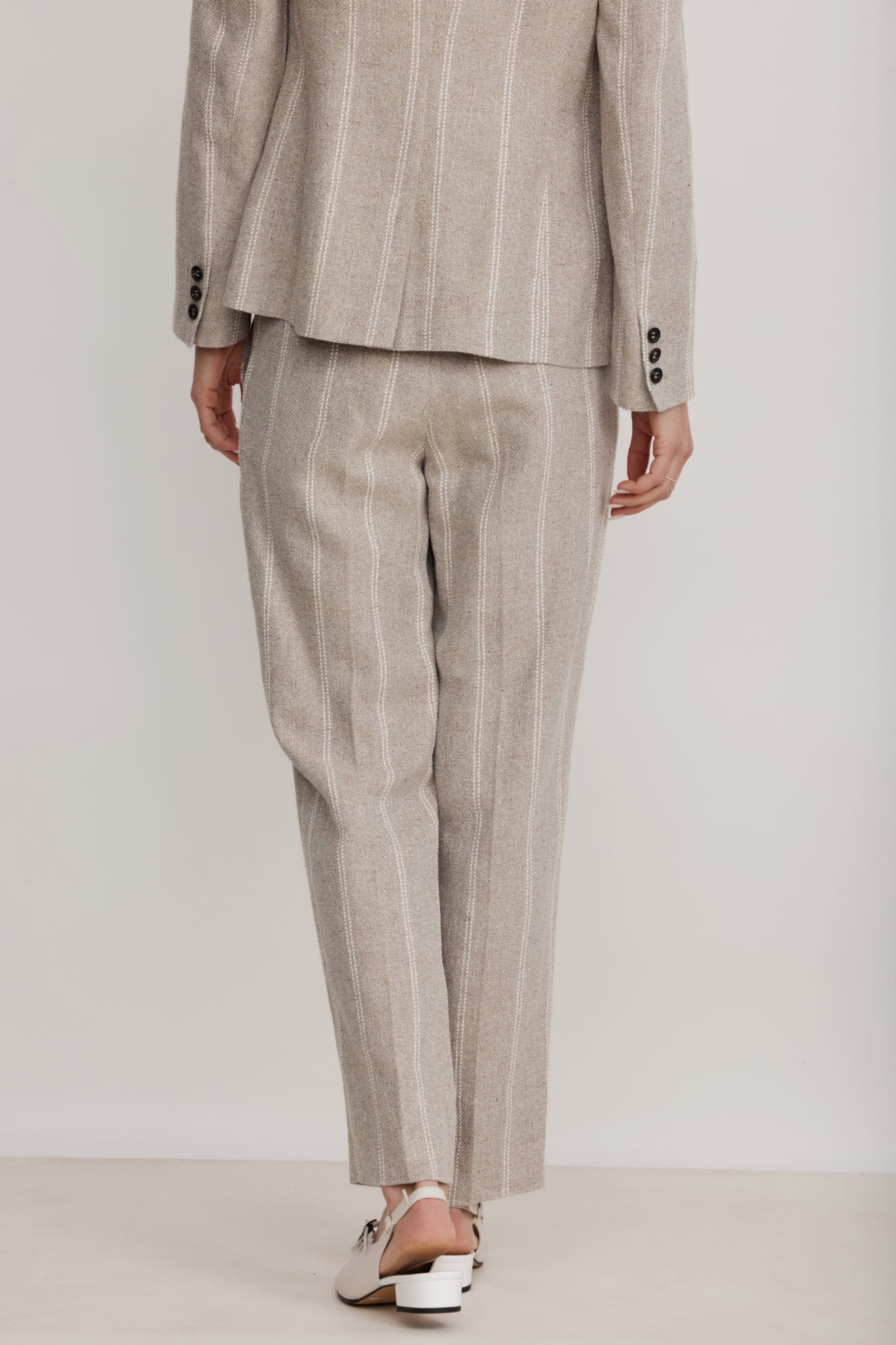 מכנסיים מחוייטים עם הדפס פסיםהרכב: 43% פשתן, 21% משי, 21% צמר, 15% כותנההדוגמנית בגובה 1.80 ולובשת מידה 40 איטלקית