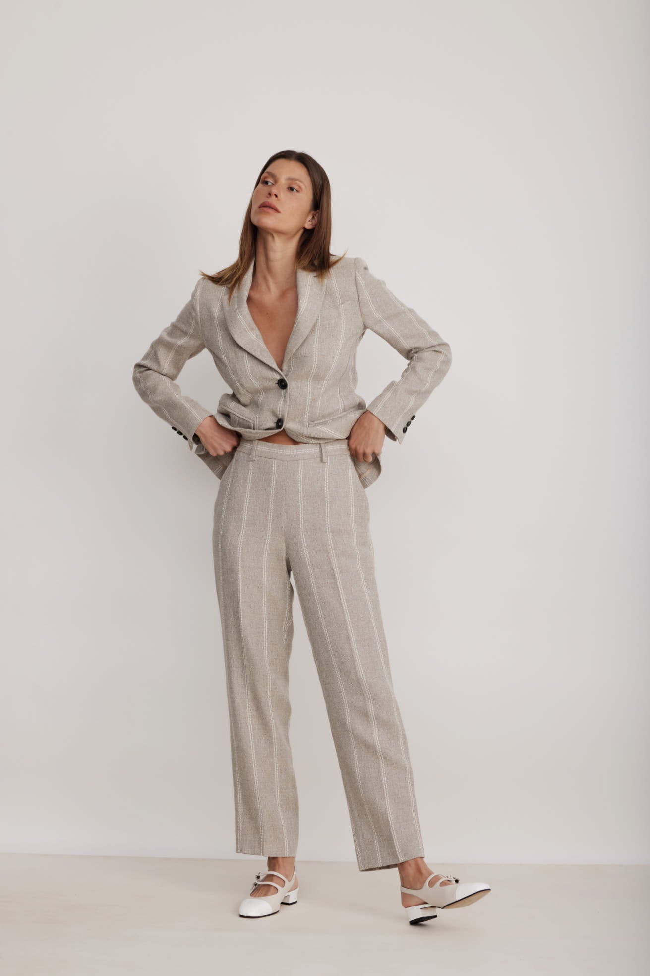 מכנסיים מחוייטים עם הדפס פסיםהרכב: 43% פשתן, 21% משי, 21% צמר, 15% כותנההדוגמנית בגובה 1.80 ולובשת מידה 40 איטלקית