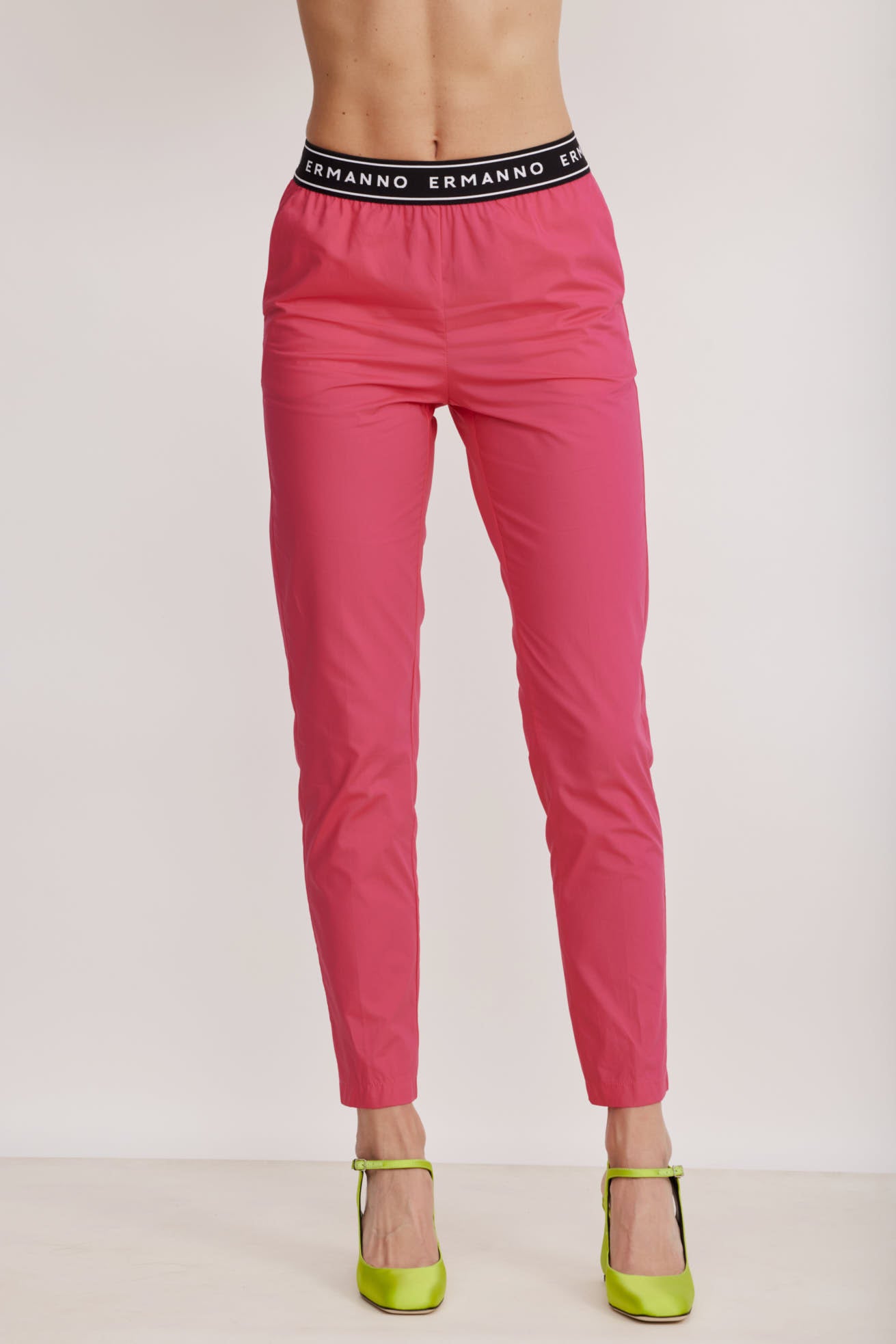 מכנסי כותנה בגזרת סלים פיט עם רצועת גומי מונוגרם במותןהרכב: 100% כותנה; בד משני: 65% פוליאמיד, 18% פוליאסטר, 17% אלסטןהדוגמנית בגובה 1.80 ולובשת מידה 42 איטלקית