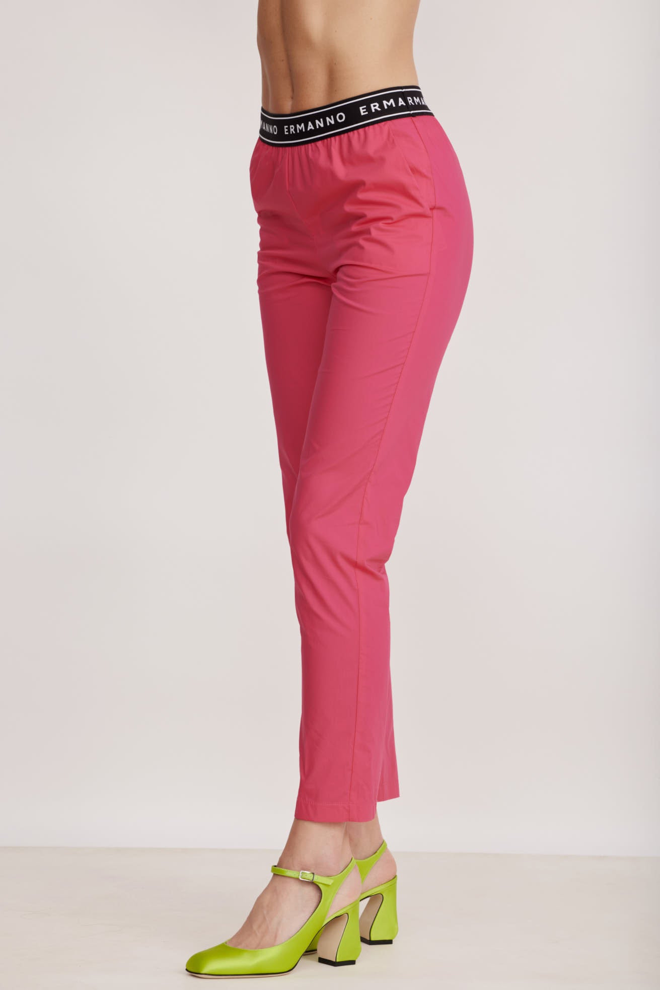 מכנסי כותנה בגזרת סלים פיט עם רצועת גומי מונוגרם במותןהרכב: 100% כותנה; בד משני: 65% פוליאמיד, 18% פוליאסטר, 17% אלסטןהדוגמנית בגובה 1.80 ולובשת מידה 42 איטלקית