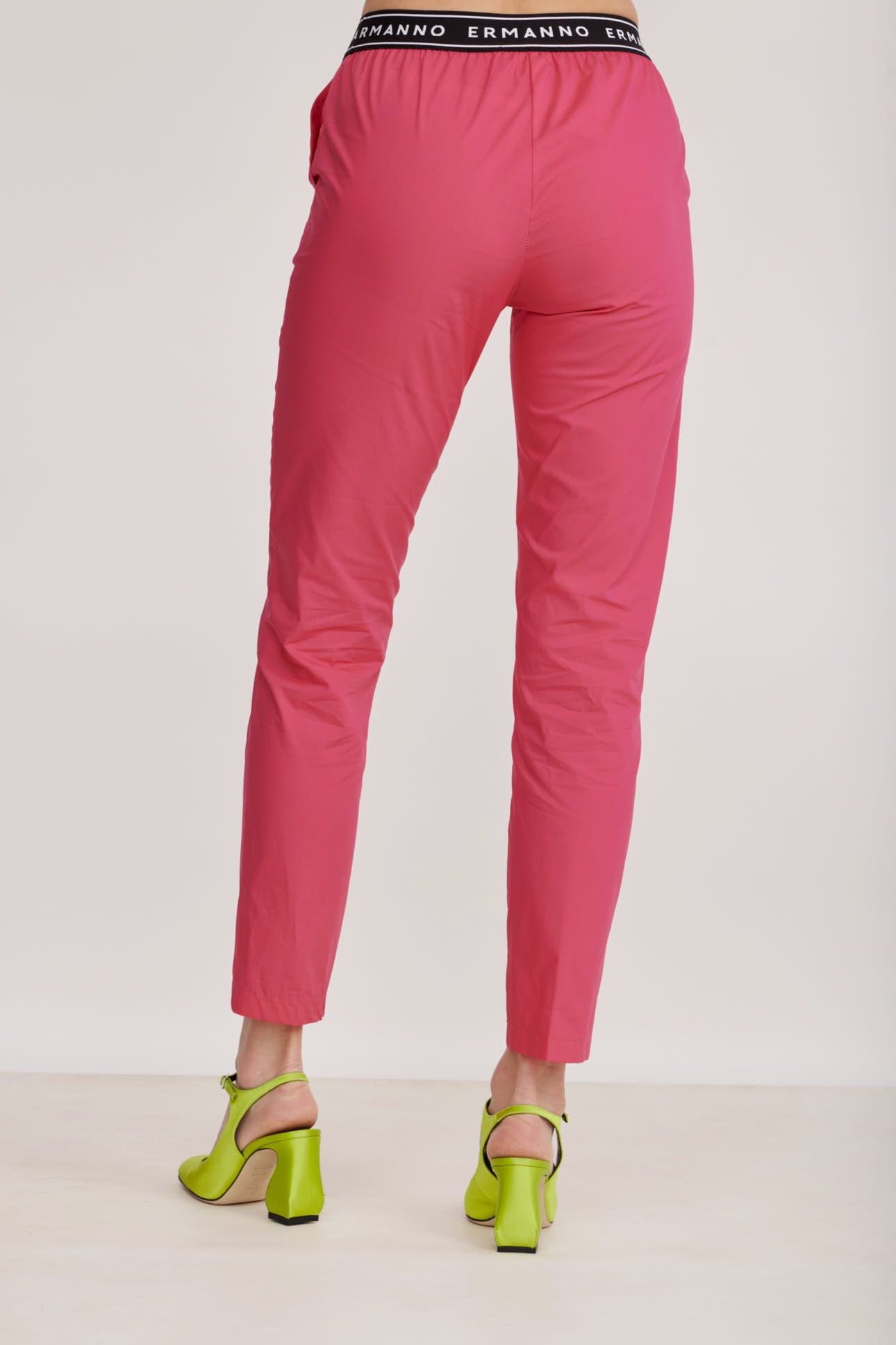 מכנסי כותנה בגזרת סלים פיט עם רצועת גומי מונוגרם במותןהרכב: 100% כותנה; בד משני: 65% פוליאמיד, 18% פוליאסטר, 17% אלסטןהדוגמנית בגובה 1.80 ולובשת מידה 42 איטלקית