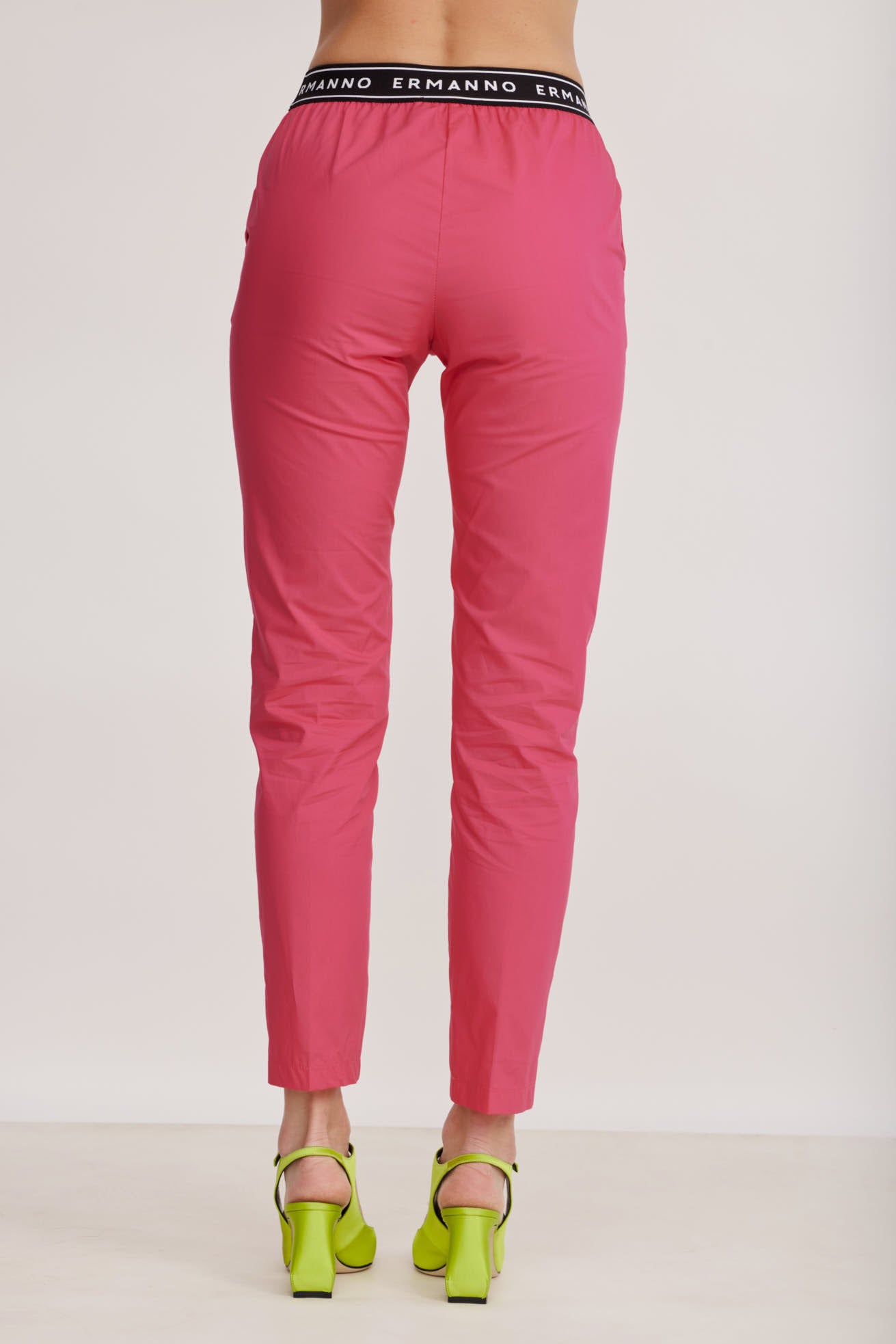 מכנסי כותנה בגזרת סלים פיט עם רצועת גומי מונוגרם במותןהרכב: 100% כותנה; בד משני: 65% פוליאמיד, 18% פוליאסטר, 17% אלסטןהדוגמנית בגובה 1.80 ולובשת מידה 42 איטלקית