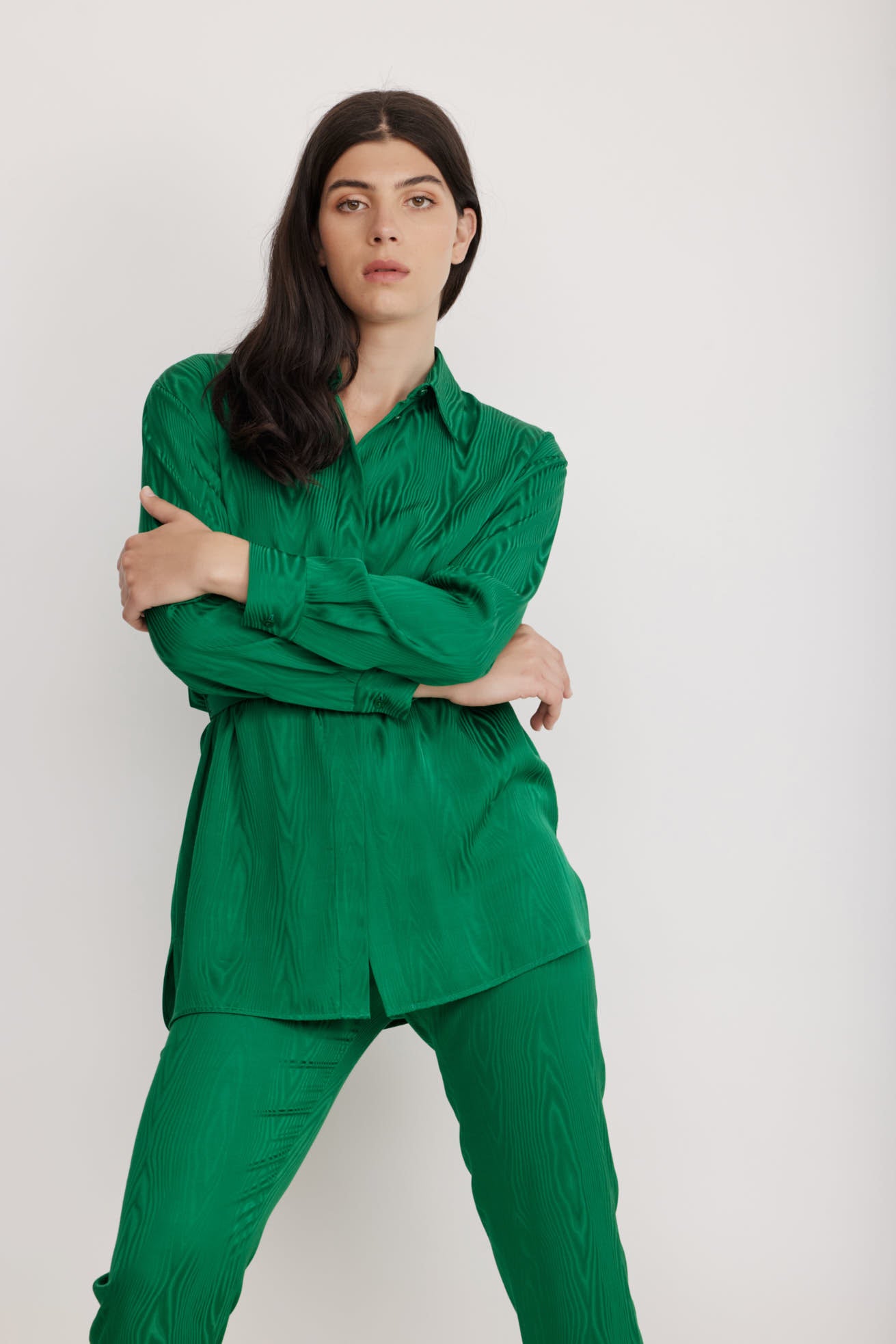 חולצת סאטן מקולקציית Boutique MOSCHINO עם כפתורים נסתרים וחגורת מותןהרכב: 100% ויסקוזההדוגמנית בגובה 1.80 ולובשת מידה 40 איטלקית