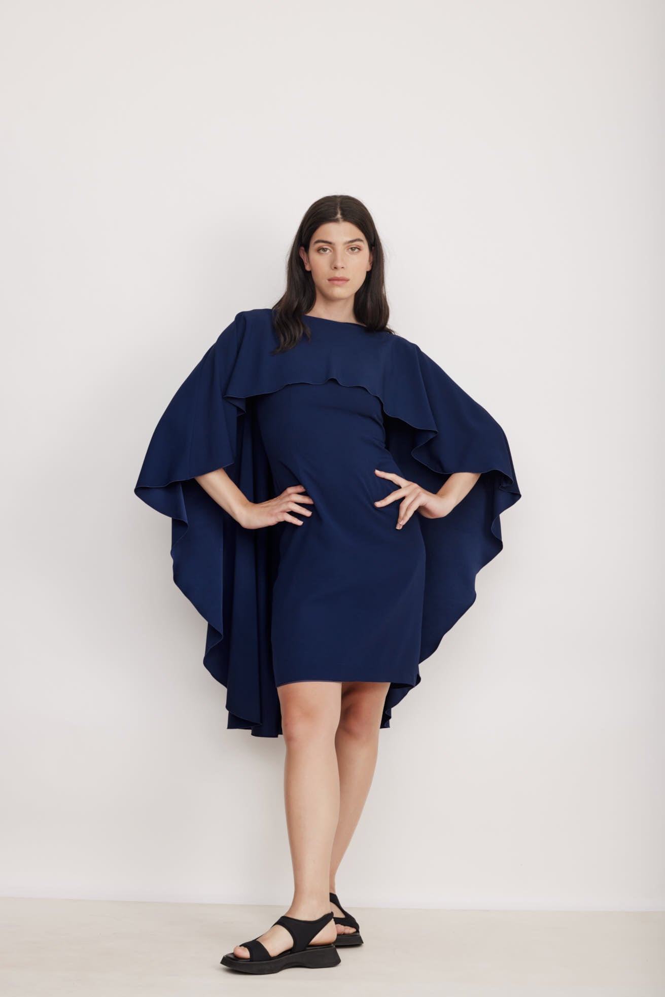 שמלת שכמייה באורך מיני הרכב: 67% אצטט, 33% ויסקוזההדוגמנית בגובה 1.80 ולובשת מידה 42 איטלקית