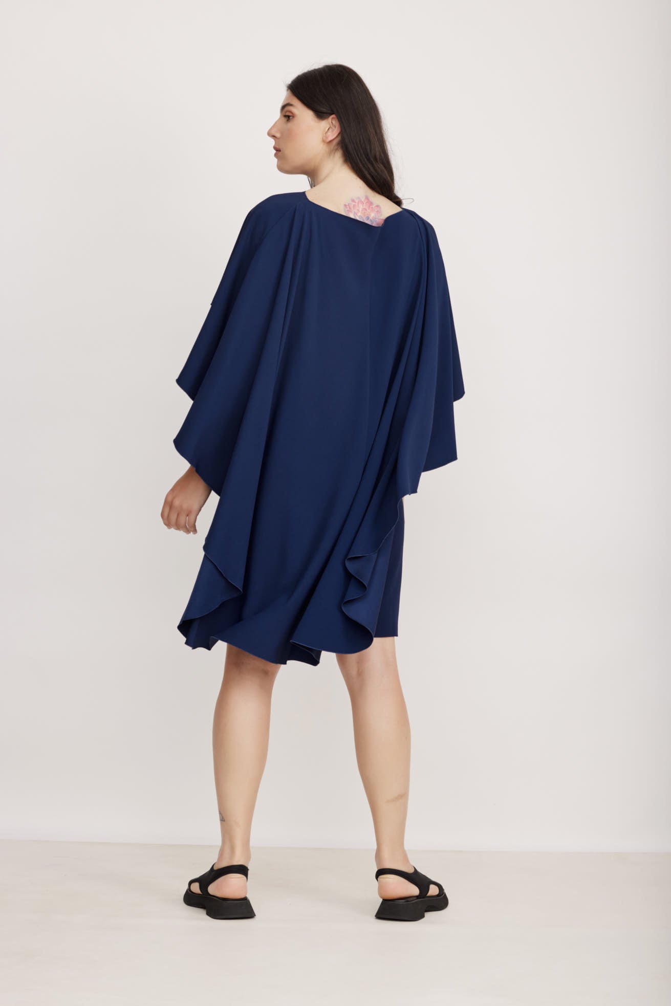 שמלת שכמייה באורך מיני הרכב: 67% אצטט, 33% ויסקוזההדוגמנית בגובה 1.80 ולובשת מידה 42 איטלקית