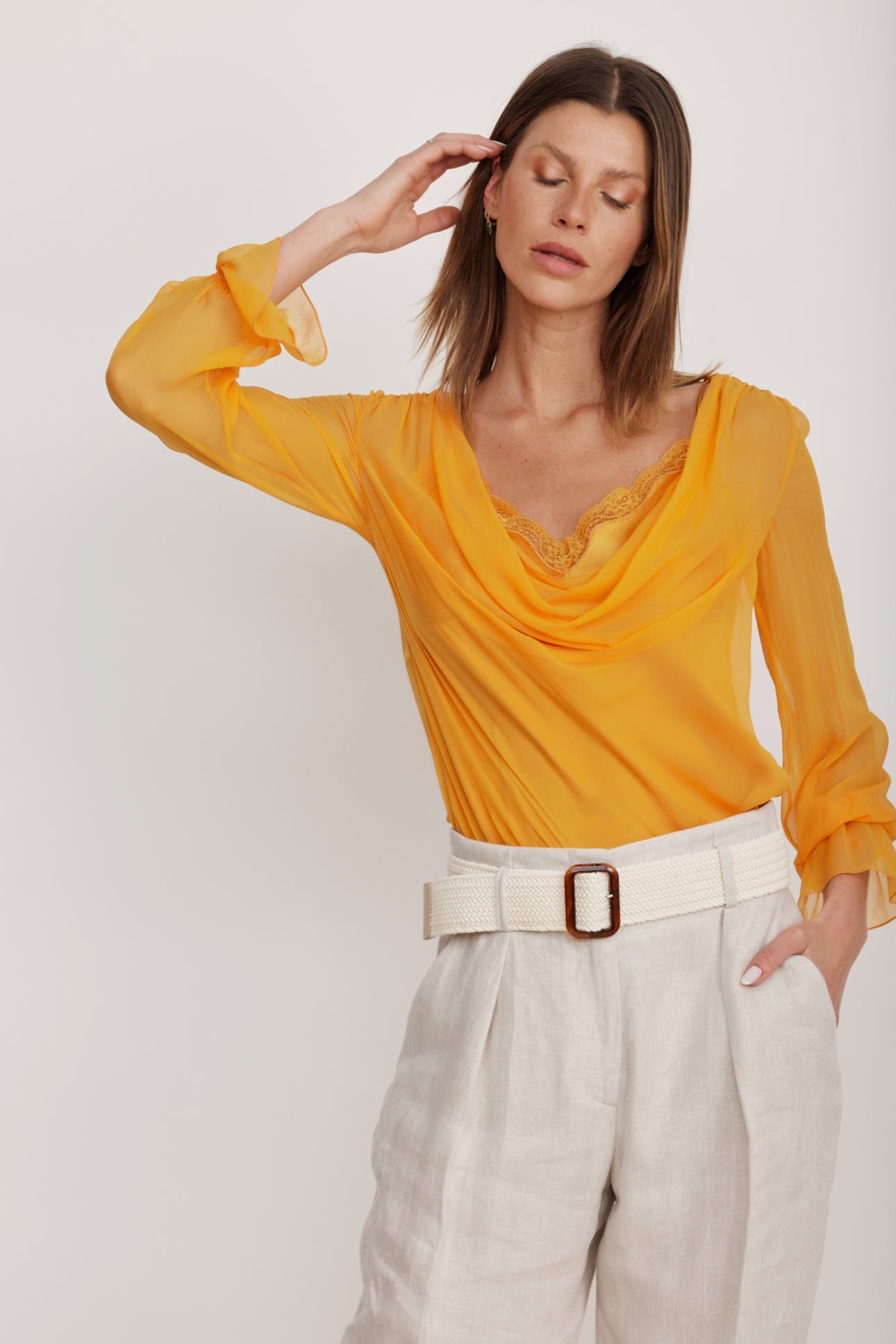 חולצת בלוזון מבד משי עם כיווצים עדינים לאורך קו הצווארון וסיומת תחרה הרכב: 100% משי; בד משני: 100% פוליאמידהדוגמנית בגובה 1.80 ולובשת מידה 40 איטלקית