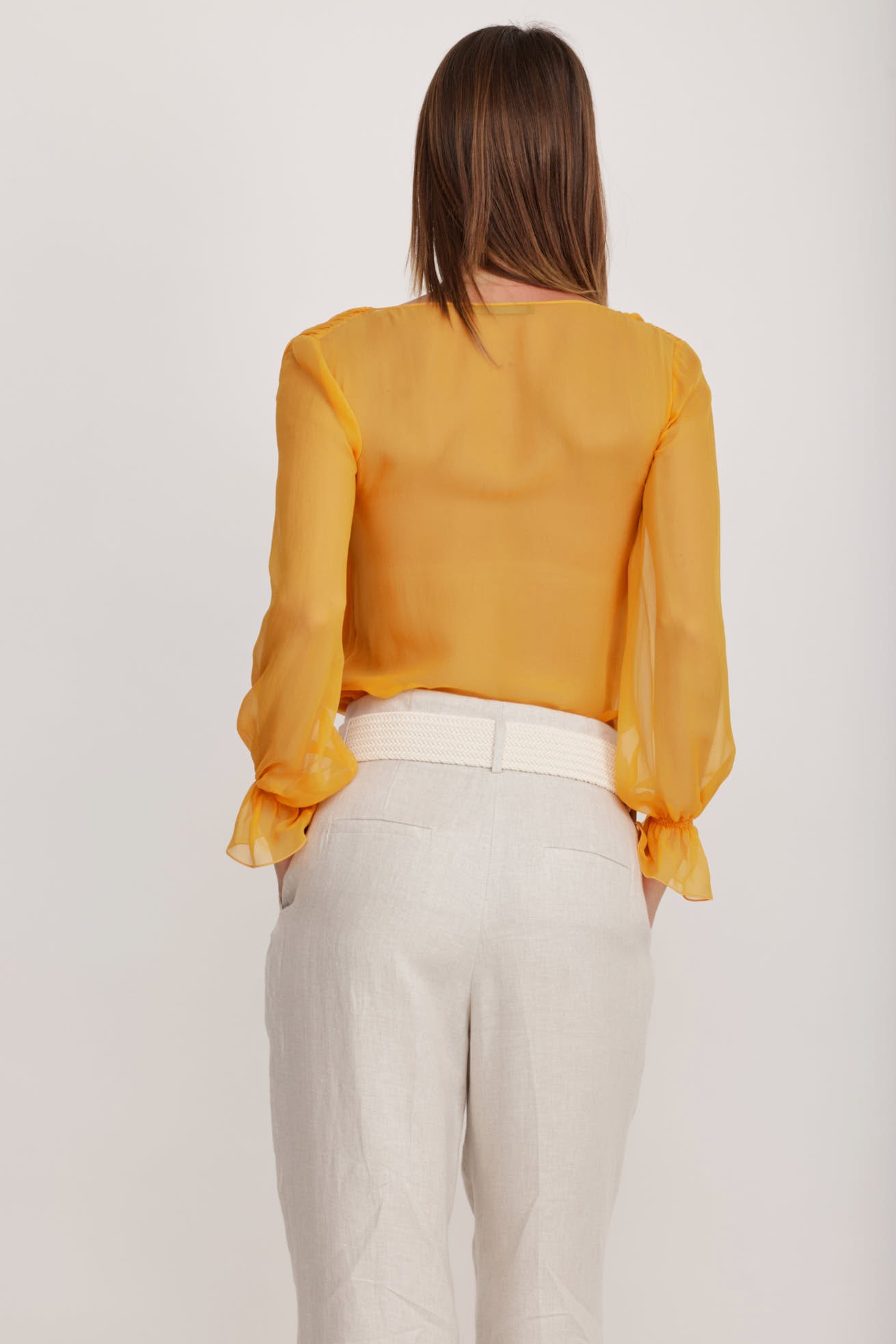 חולצת בלוזון מבד משי עם כיווצים עדינים לאורך קו הצווארון וסיומת תחרה הרכב: 100% משי; בד משני: 100% פוליאמידהדוגמנית בגובה 1.80 ולובשת מידה 40 איטלקית