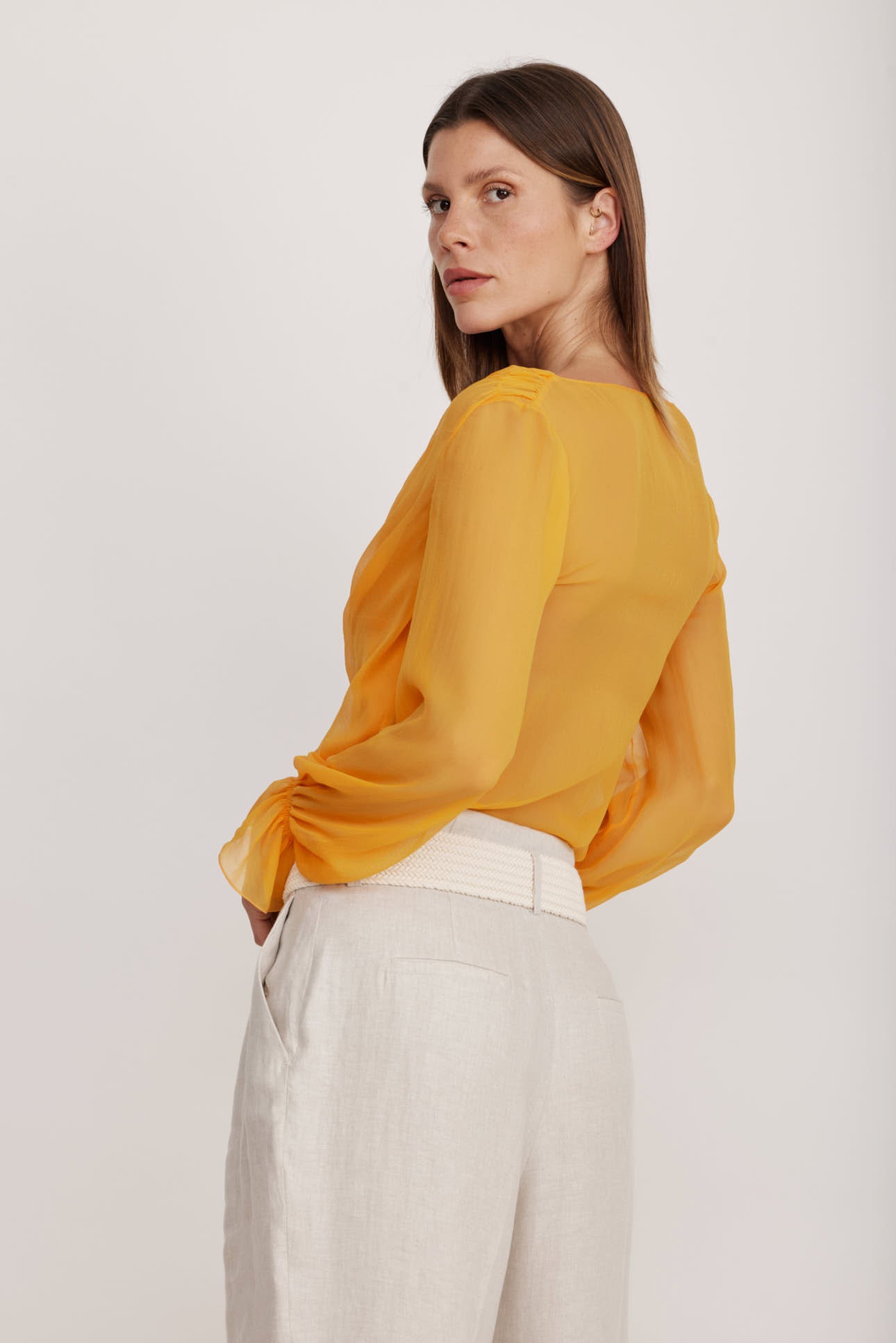 חולצת בלוזון מבד משי עם כיווצים עדינים לאורך קו הצווארון וסיומת תחרה הרכב: 100% משי; בד משני: 100% פוליאמידהדוגמנית בגובה 1.80 ולובשת מידה 40 איטלקית