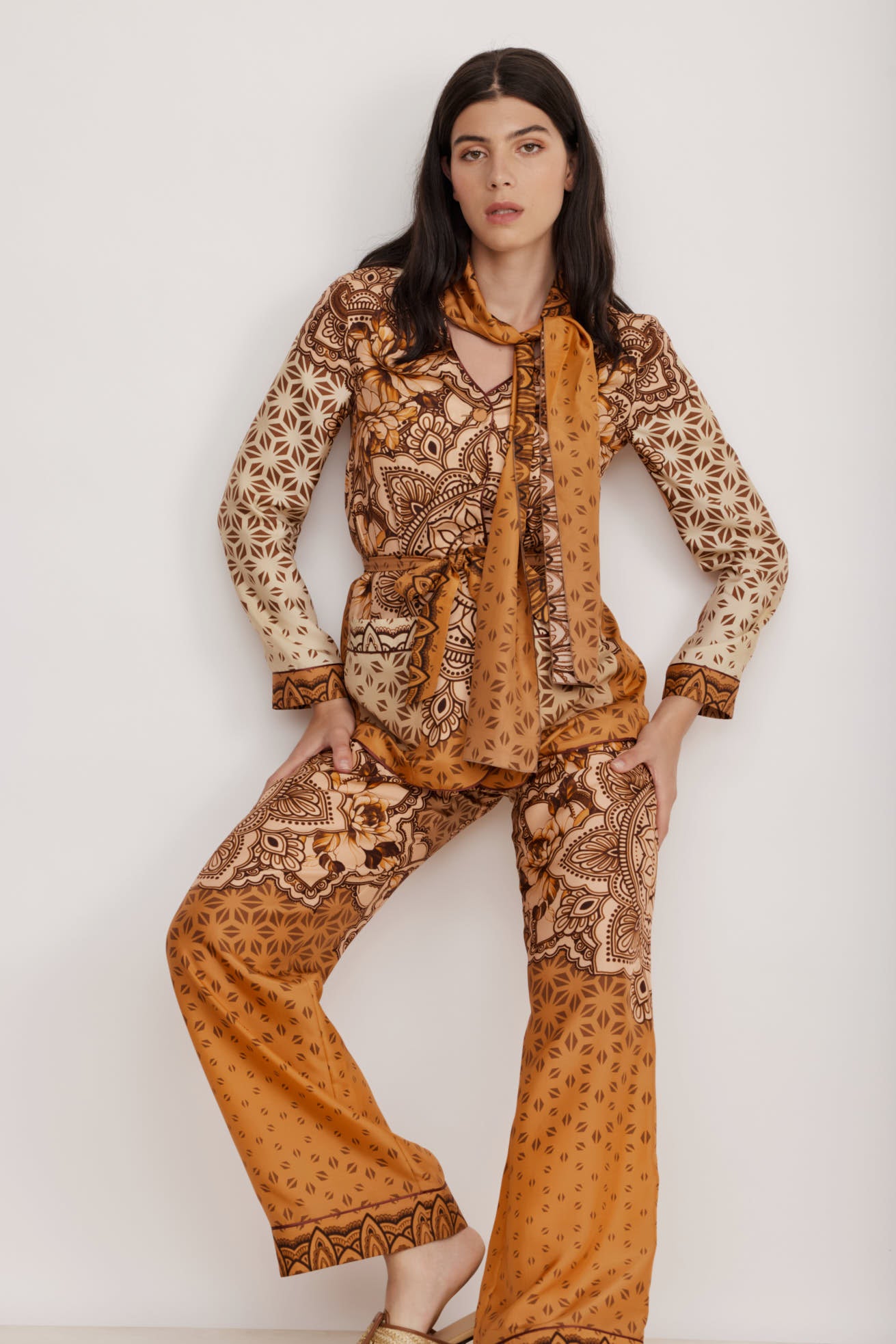 מכנסי משי בגזרה גבוהה עם הדפס גרפי וגומי במותןהרכב: 100% משי; בד משני: 60% אצטט, 40% קופרוהדוגמנית בגובה 1.80 ולובשת מידה 40 איטלקית