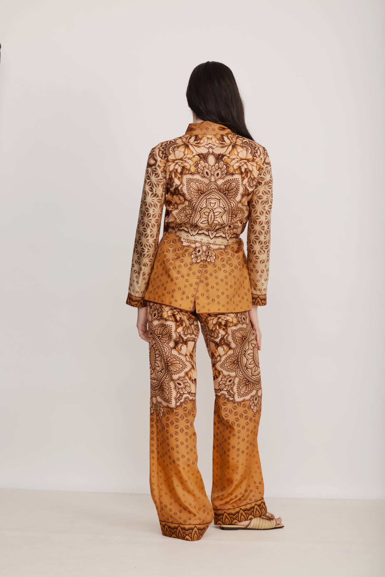 חולצת משי אלגנטית עם כפתורים וצווארון קשירה בהדפס גרפי בתוספת חגורההרכב: 100% משיהדוגמנית בגובה 1.79 לובשת מידה 40 איטלקית