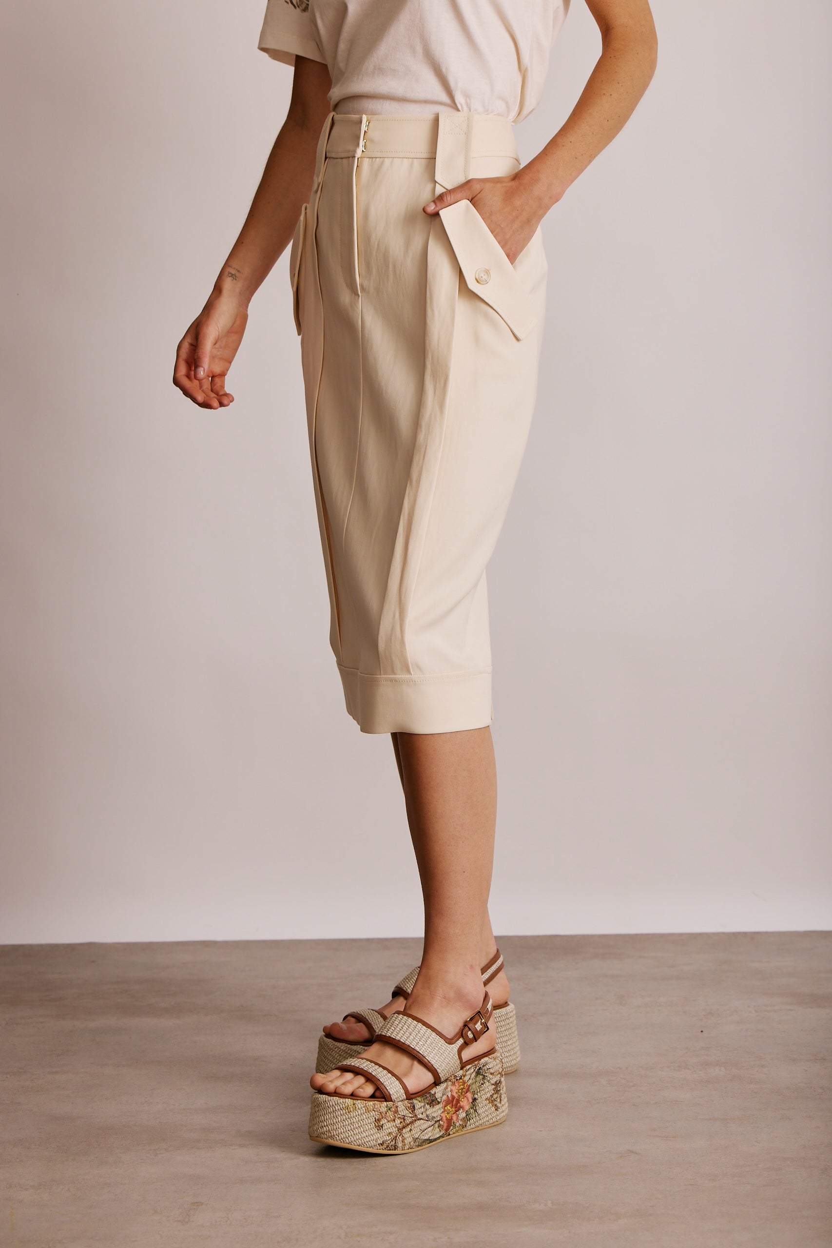 חצאית מחוייטת עם כיסים בגזרה צרההרכב: 85% ויסקוזה, 15% פשתןהדוגמנית בגובה 1.80 ולובשת מידה 40 איטלקית