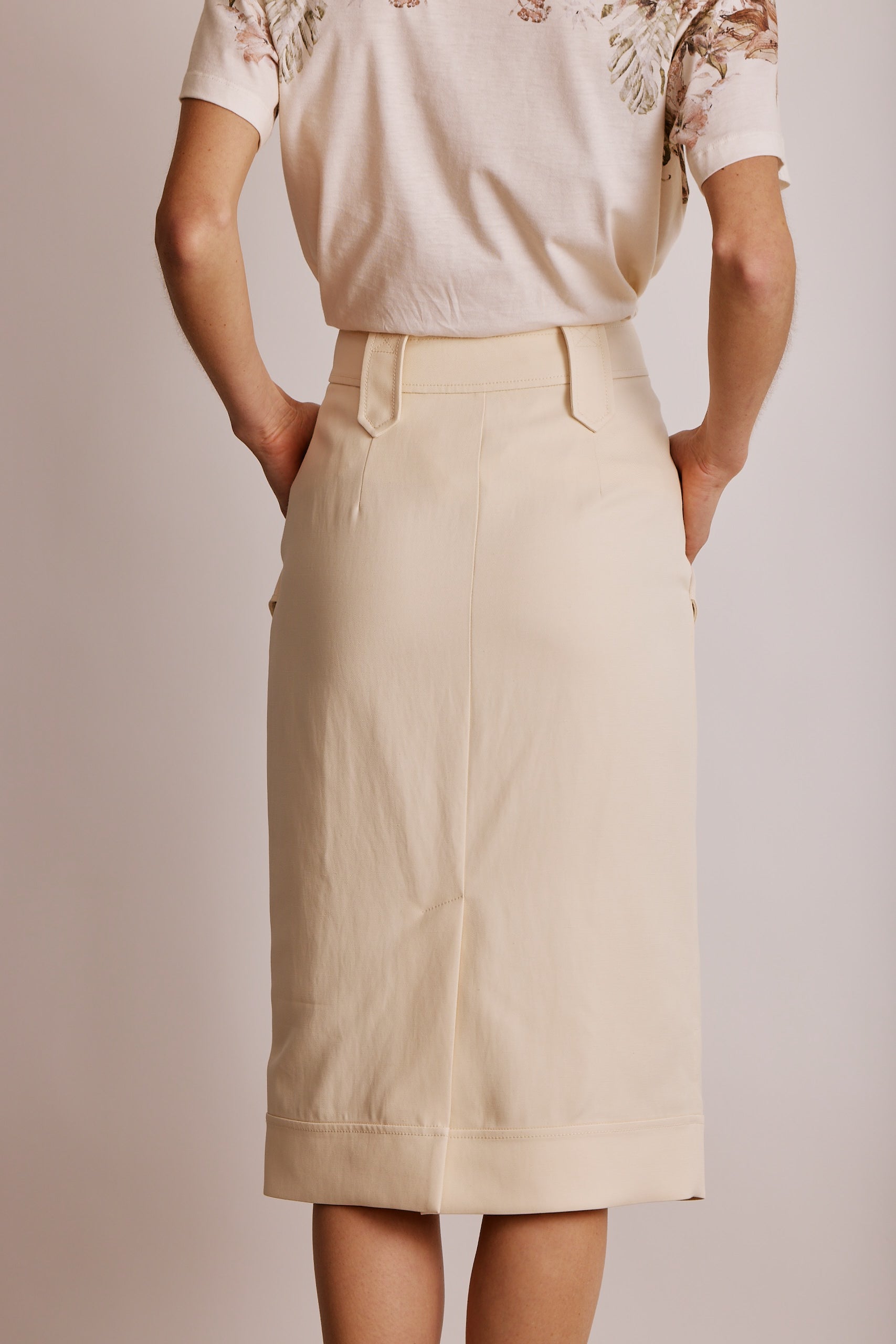 חצאית מחוייטת עם כיסים בגזרה צרההרכב: 85% ויסקוזה, 15% פשתןהדוגמנית בגובה 1.80 ולובשת מידה 40 איטלקית