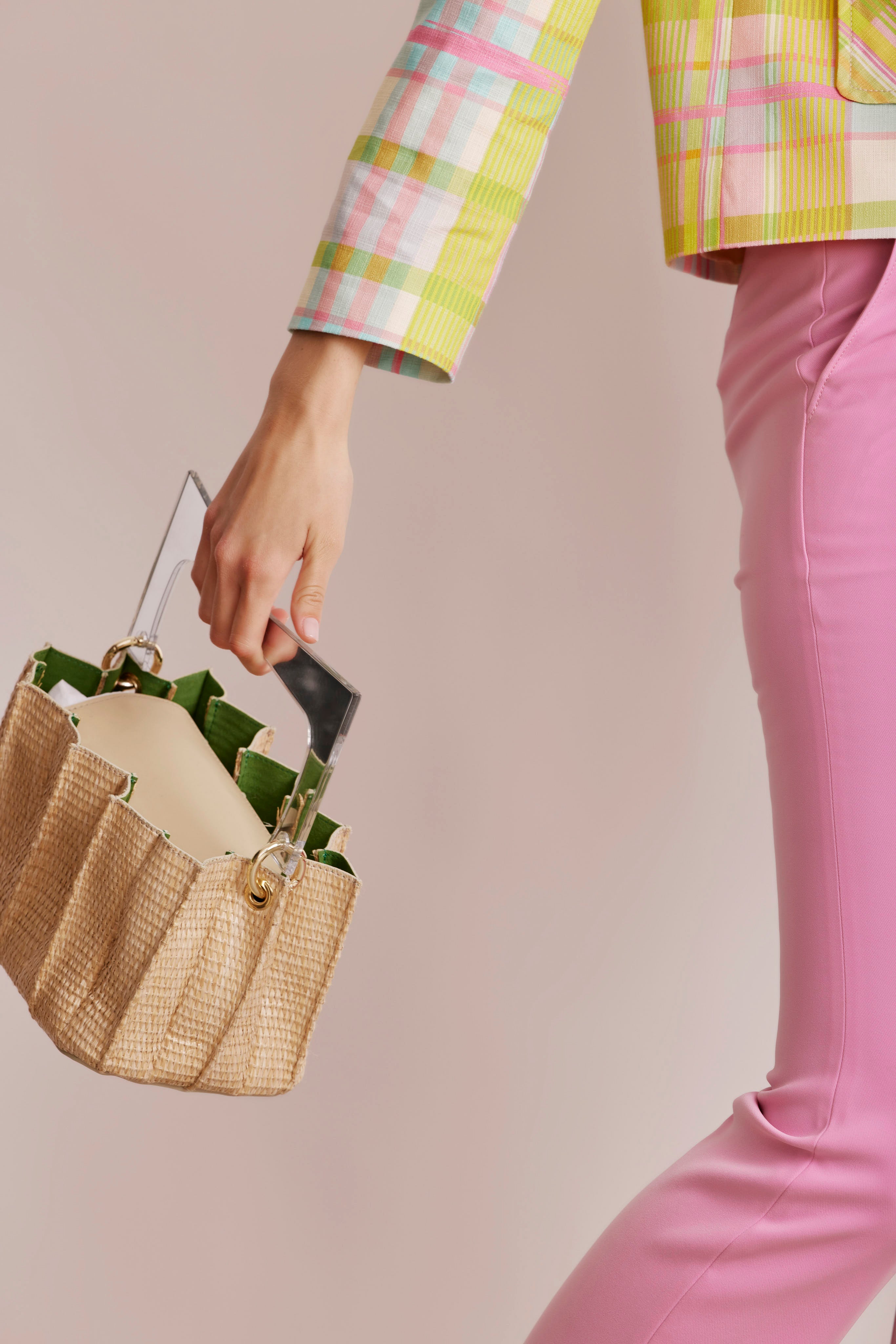 תיק יד מקש עם ידית פלסטיק שקופההרכב: 100% עורמידות התיק: 22 ס"מ רוחב, 17 ס"מ גובה, 14 ס"מ עומק