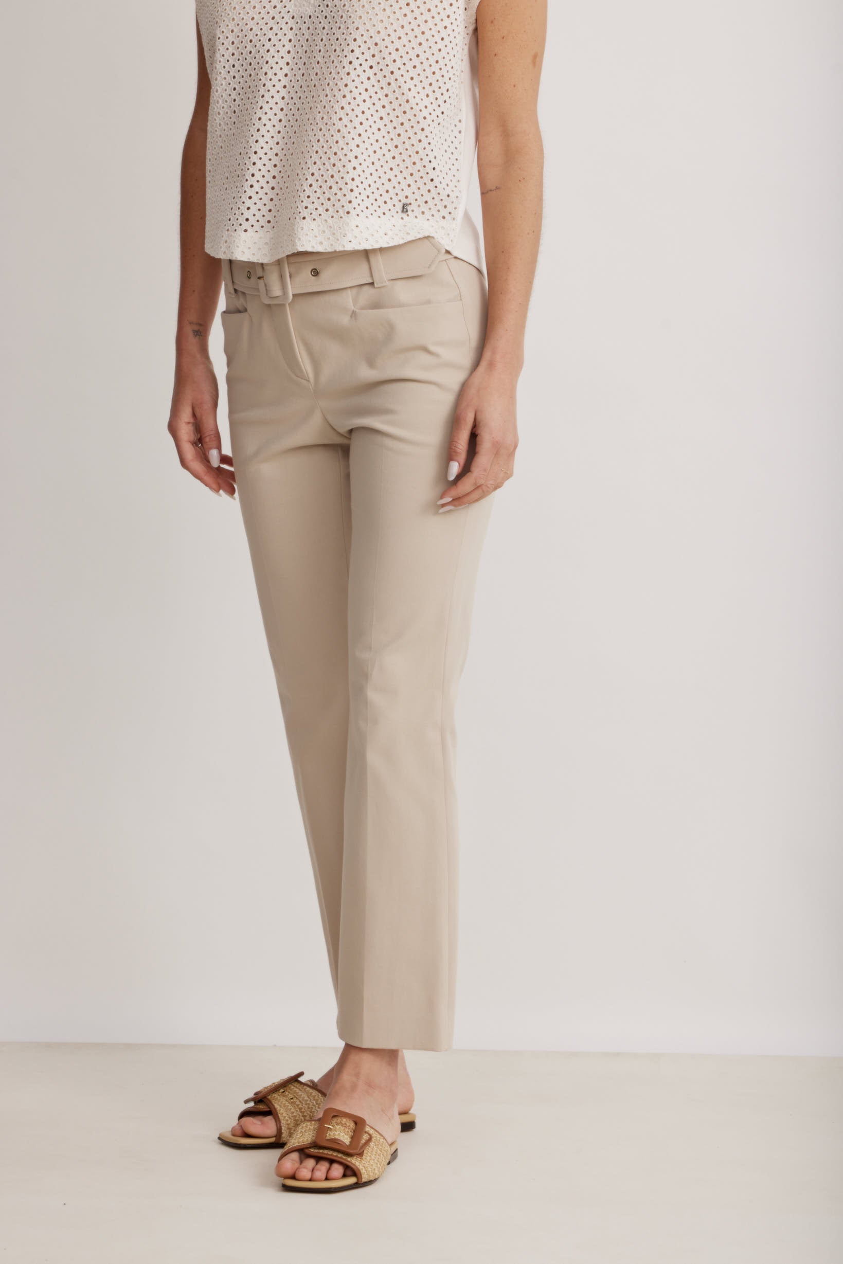 מכנסי כותנה מחוייטים עם חגורההרכב: 93% כותנה, 7% אלסטןהדוגמנית בגובה 1.80 ולובשת מידה 36 אירופאית