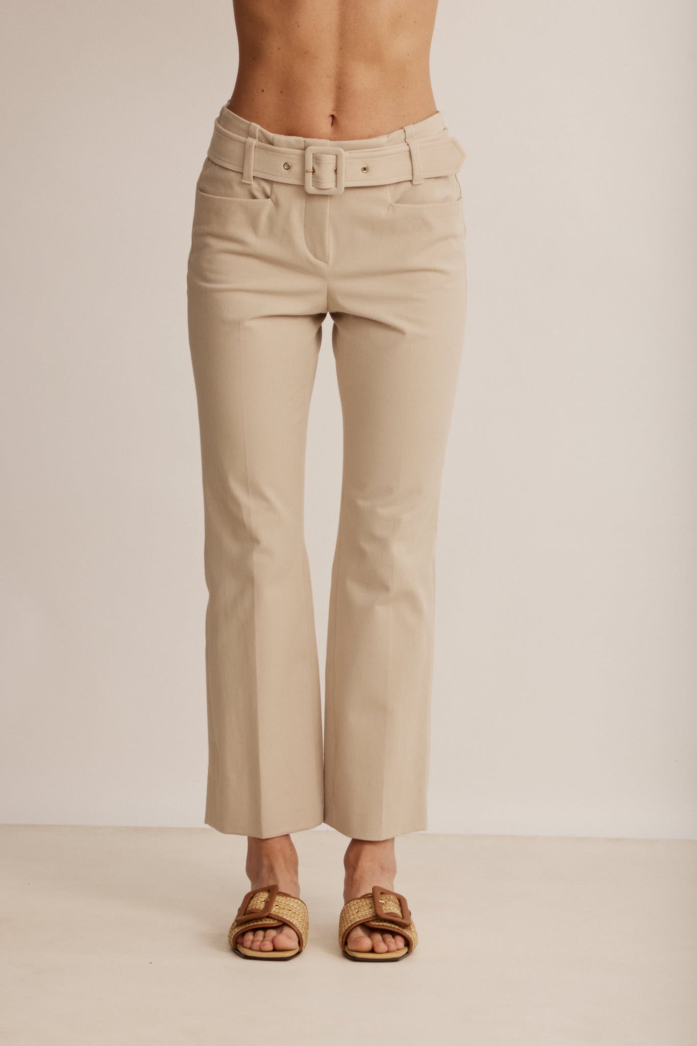 מכנסי כותנה מחוייטים עם חגורההרכב: 93% כותנה, 7% אלסטןהדוגמנית בגובה 1.80 ולובשת מידה 36 אירופאית