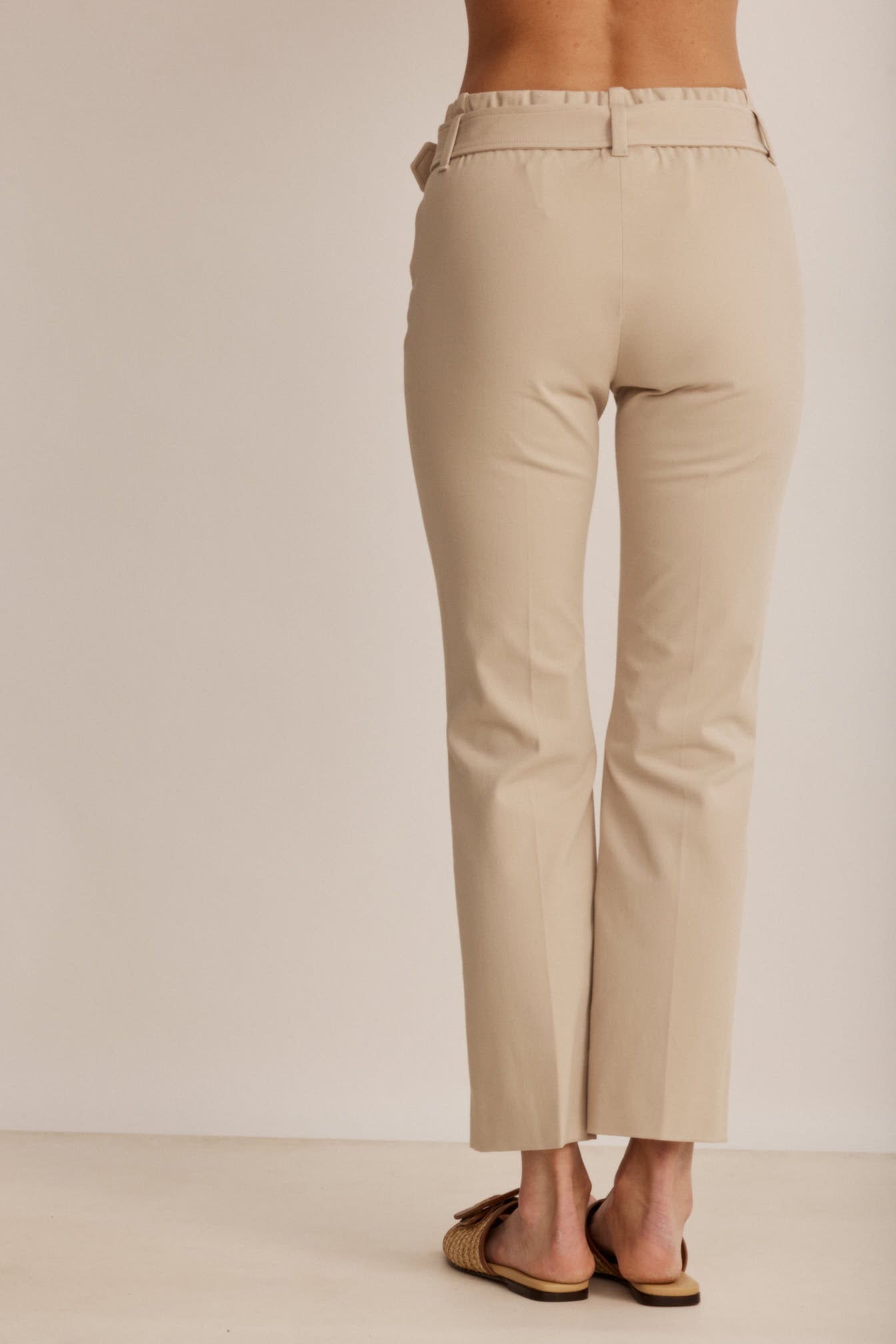 מכנסי כותנה מחוייטים עם חגורההרכב: 93% כותנה, 7% אלסטןהדוגמנית בגובה 1.80 ולובשת מידה 36 אירופאית