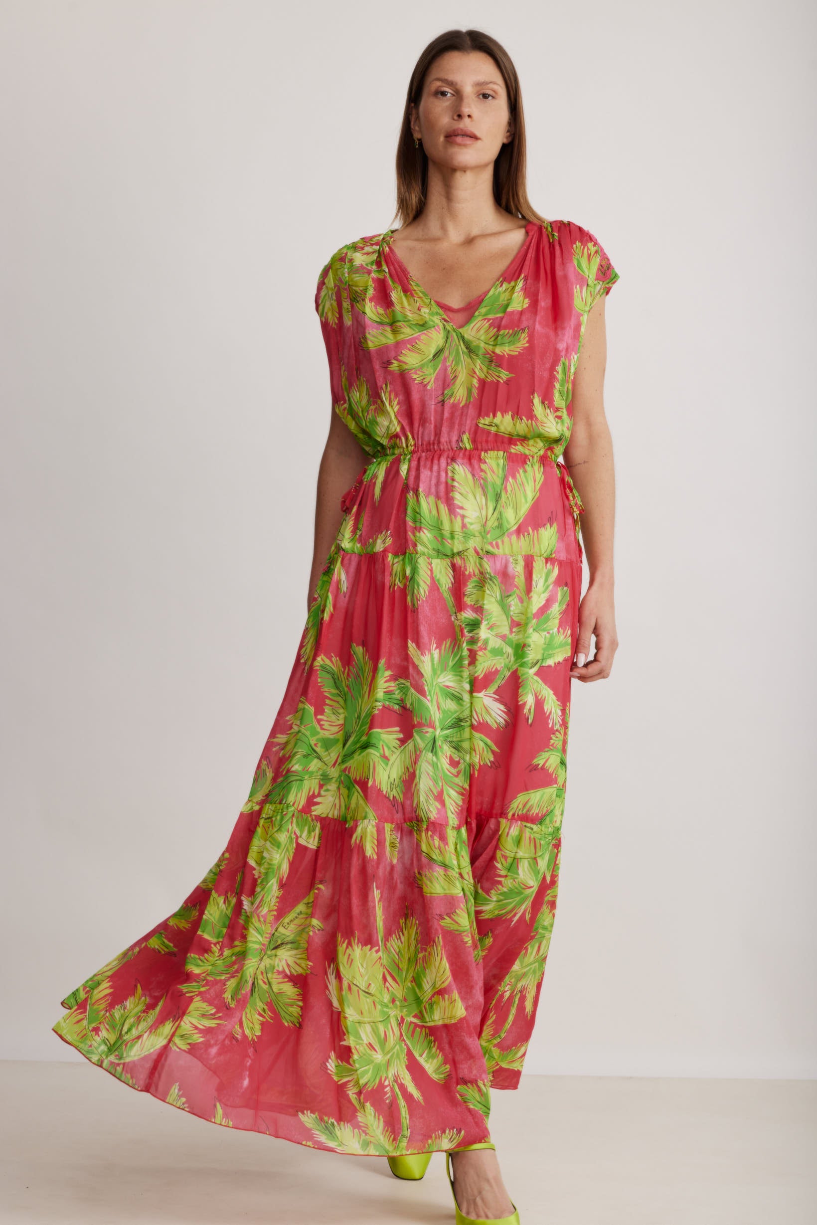 שמלת מקסי עם הדפס דקליםהרכב: 100% ויסקוזה; בד משני: 100% פוליאסטר; תחרה: 100% פוליאמידהדוגמנית בגובה 1.80 ולובשת מידה 38 איטלקית