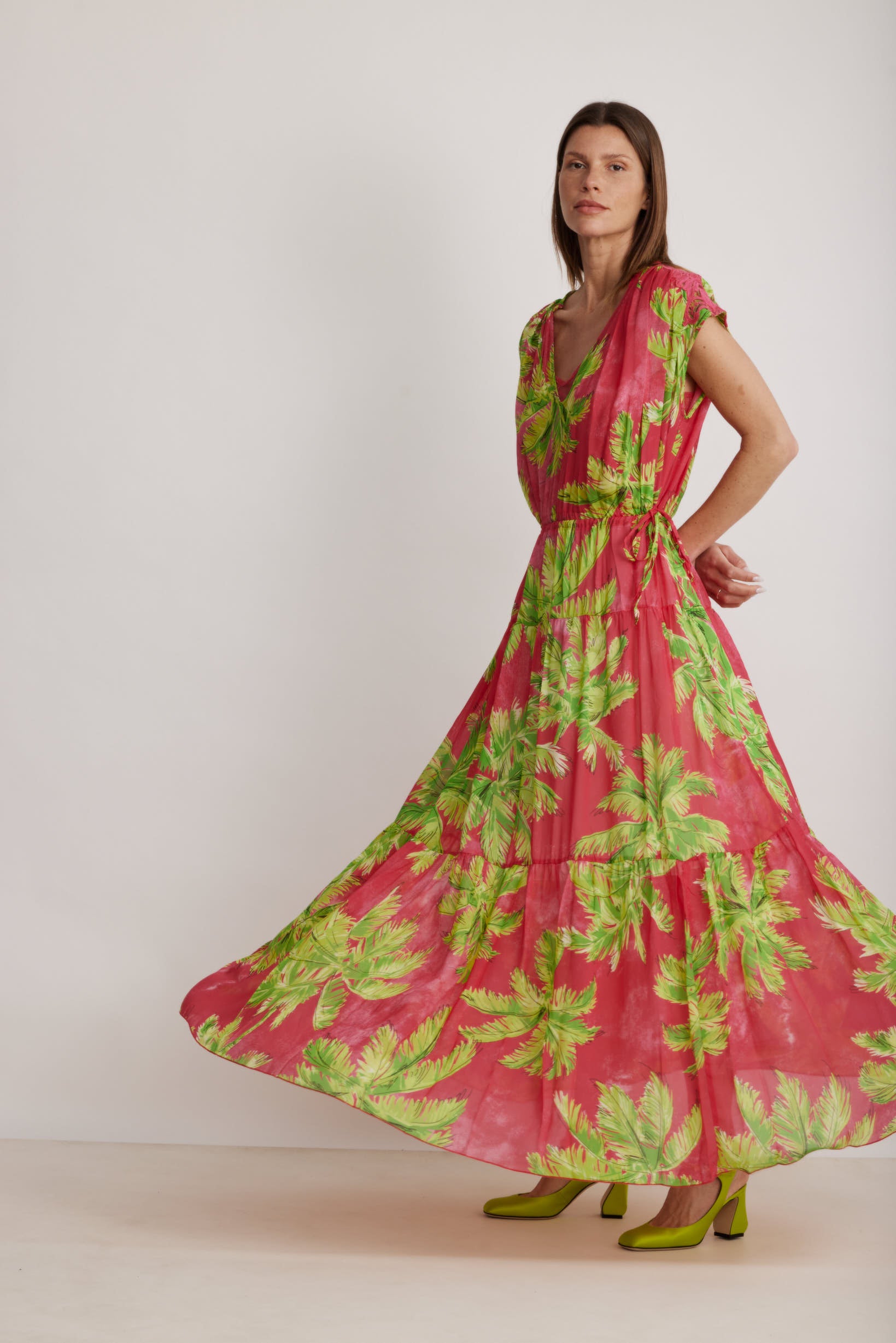 שמלת מקסי עם הדפס דקליםהרכב: 100% ויסקוזה; בד משני: 100% פוליאסטר; תחרה: 100% פוליאמידהדוגמנית בגובה 1.80 ולובשת מידה 38 איטלקית