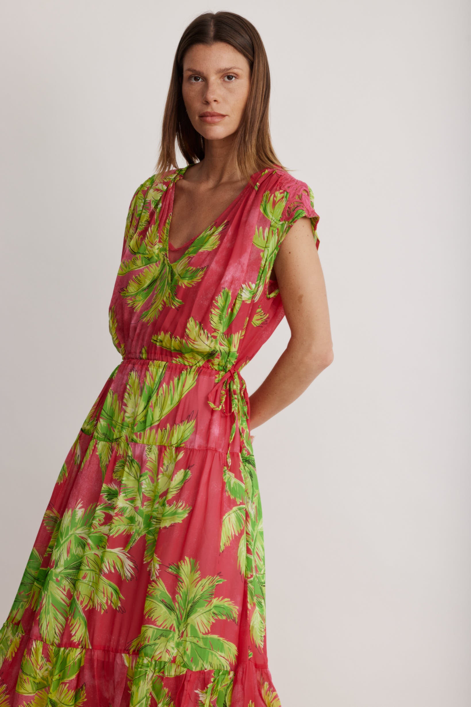 שמלת מקסי עם הדפס דקליםהרכב: 100% ויסקוזה; בד משני: 100% פוליאסטר; תחרה: 100% פוליאמידהדוגמנית בגובה 1.80 ולובשת מידה 38 איטלקית