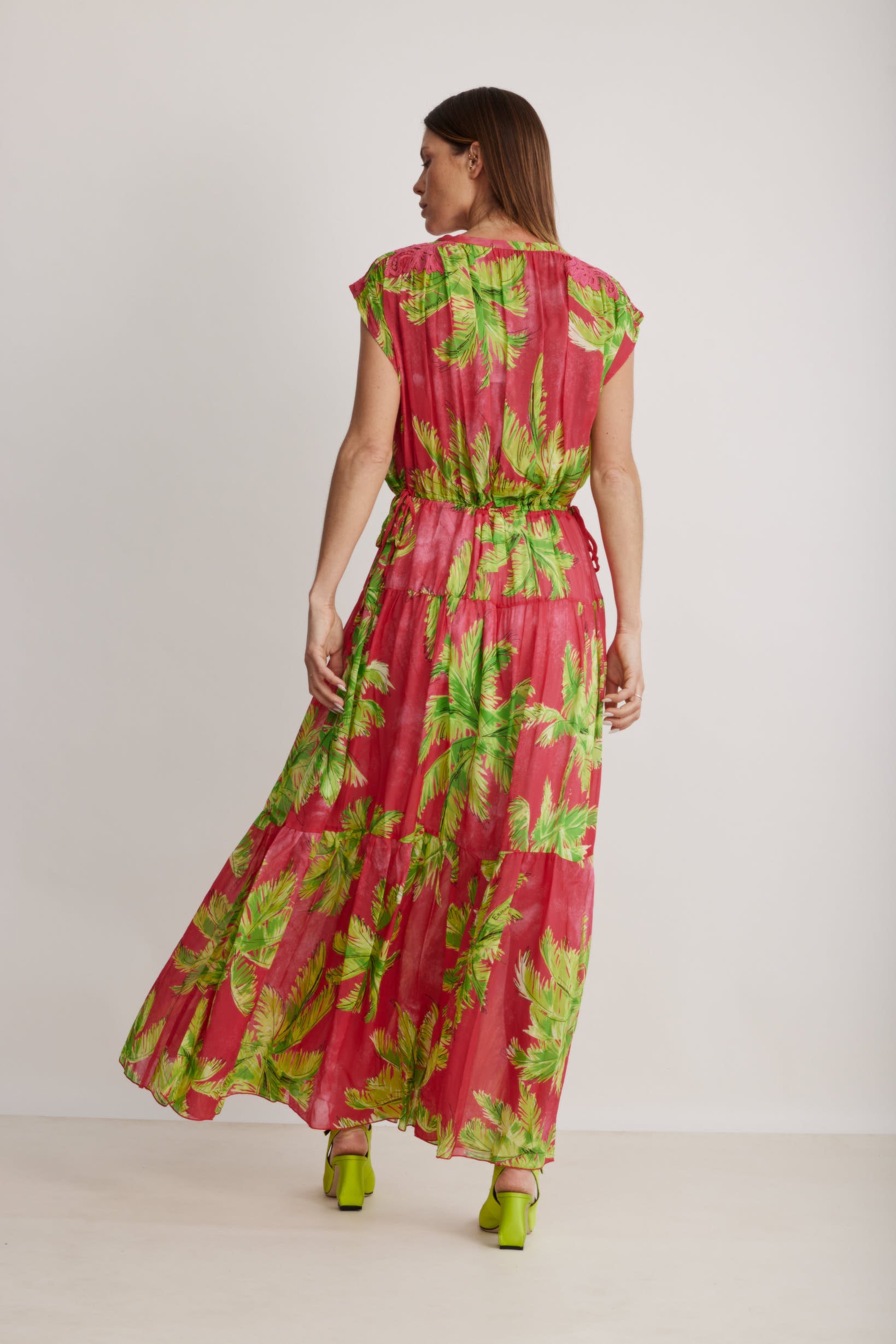 שמלת מקסי עם הדפס דקליםהרכב: 100% ויסקוזה; בד משני: 100% פוליאסטר; תחרה: 100% פוליאמידהדוגמנית בגובה 1.80 ולובשת מידה 38 איטלקית