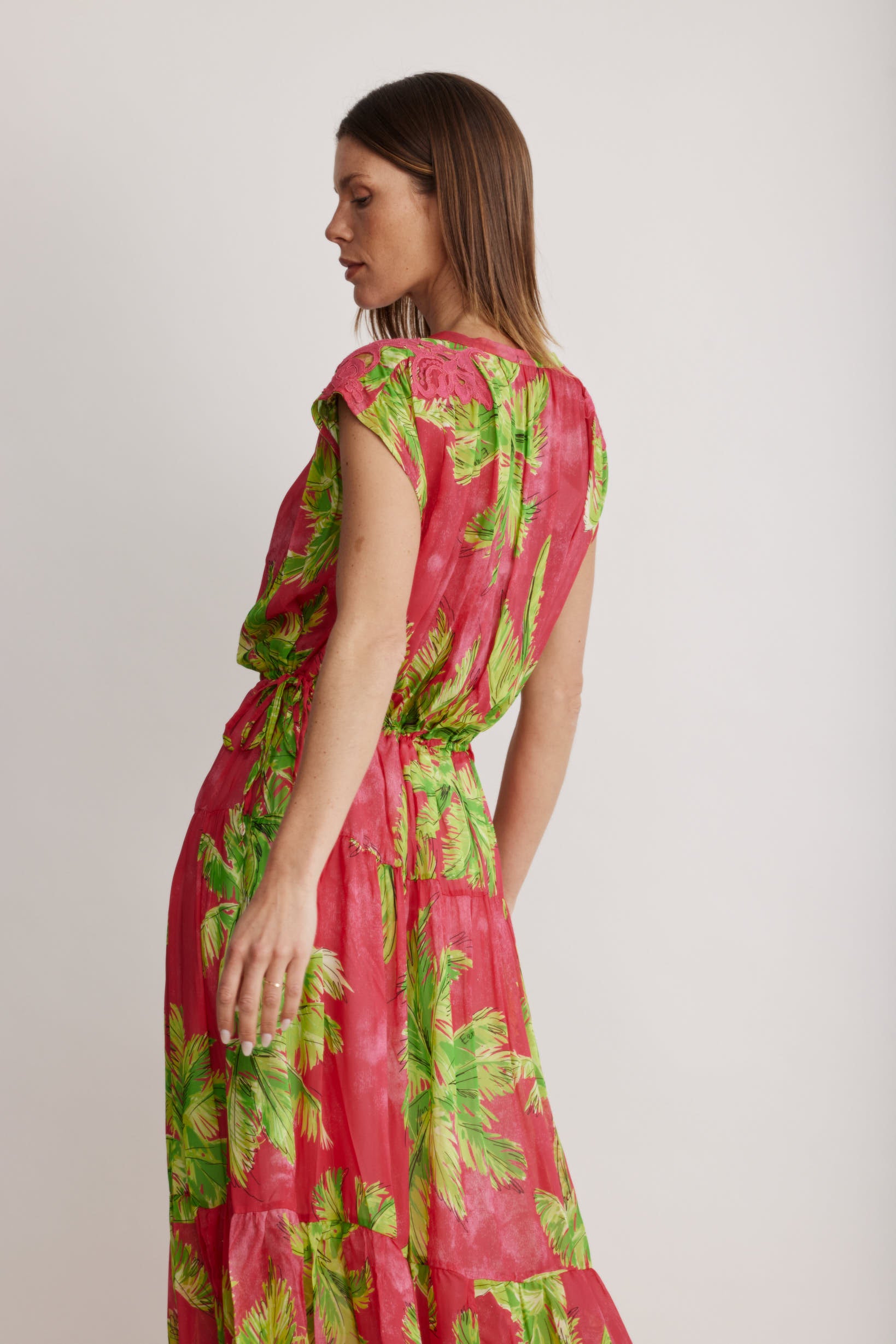 שמלת מקסי עם הדפס דקליםהרכב: 100% ויסקוזה; בד משני: 100% פוליאסטר; תחרה: 100% פוליאמידהדוגמנית בגובה 1.80 ולובשת מידה 38 איטלקית