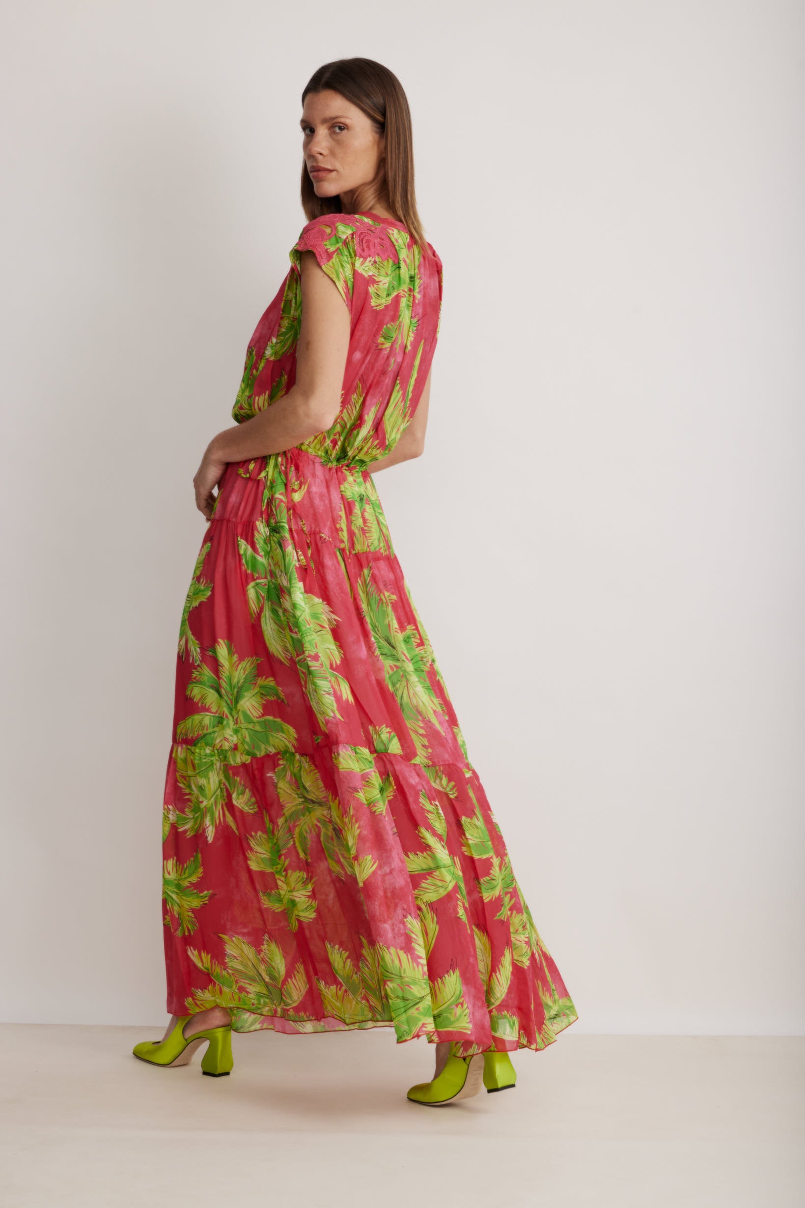 שמלת מקסי עם הדפס דקליםהרכב: 100% ויסקוזה; בד משני: 100% פוליאסטר; תחרה: 100% פוליאמידהדוגמנית בגובה 1.80 ולובשת מידה 38 איטלקית