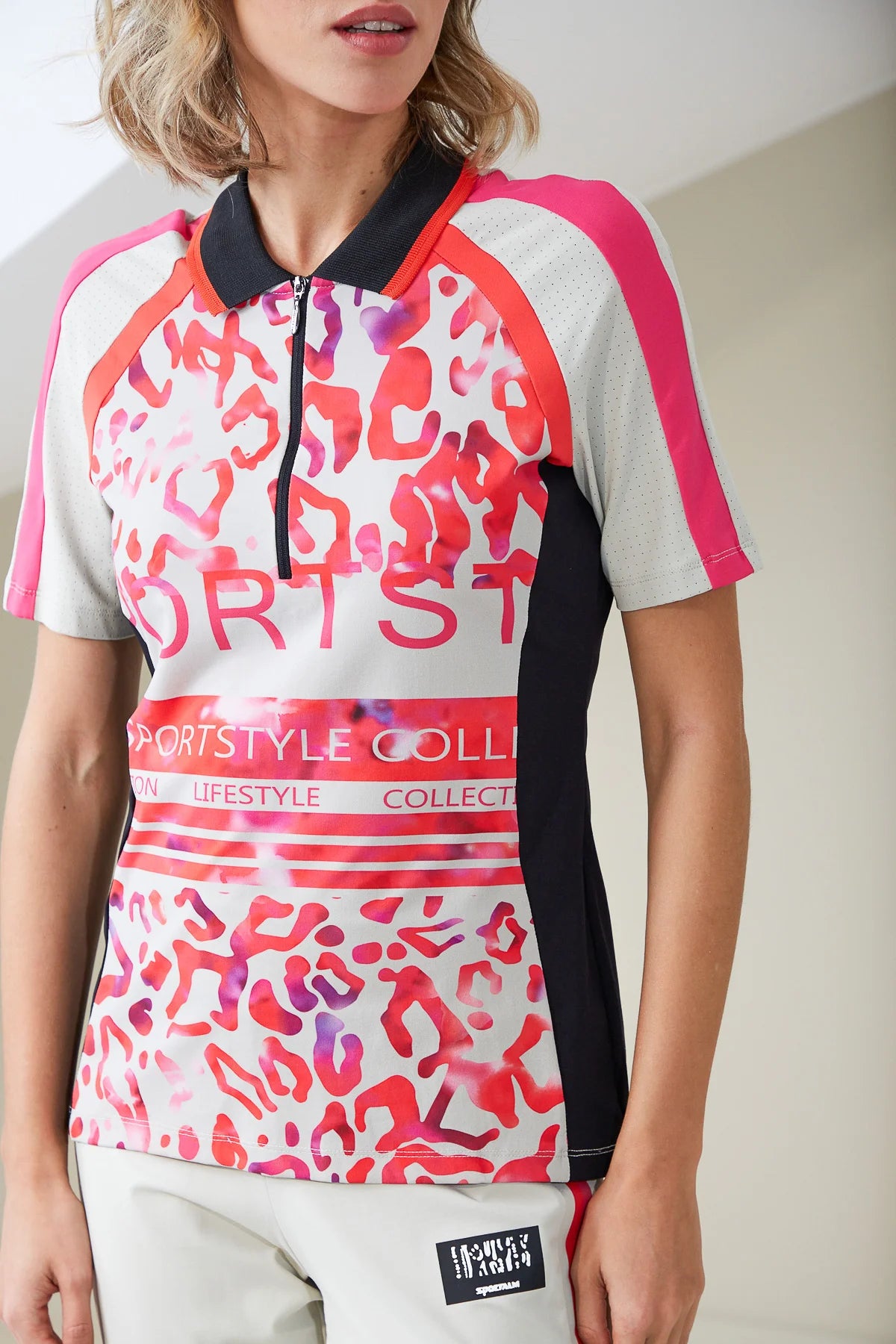 חולצת פולו ספורטיביתהרכב: 95% פוליאמיד, 5% אלסטןהדוגמנית בגובה 1.76 ולובשת מידה 36 אירופאית