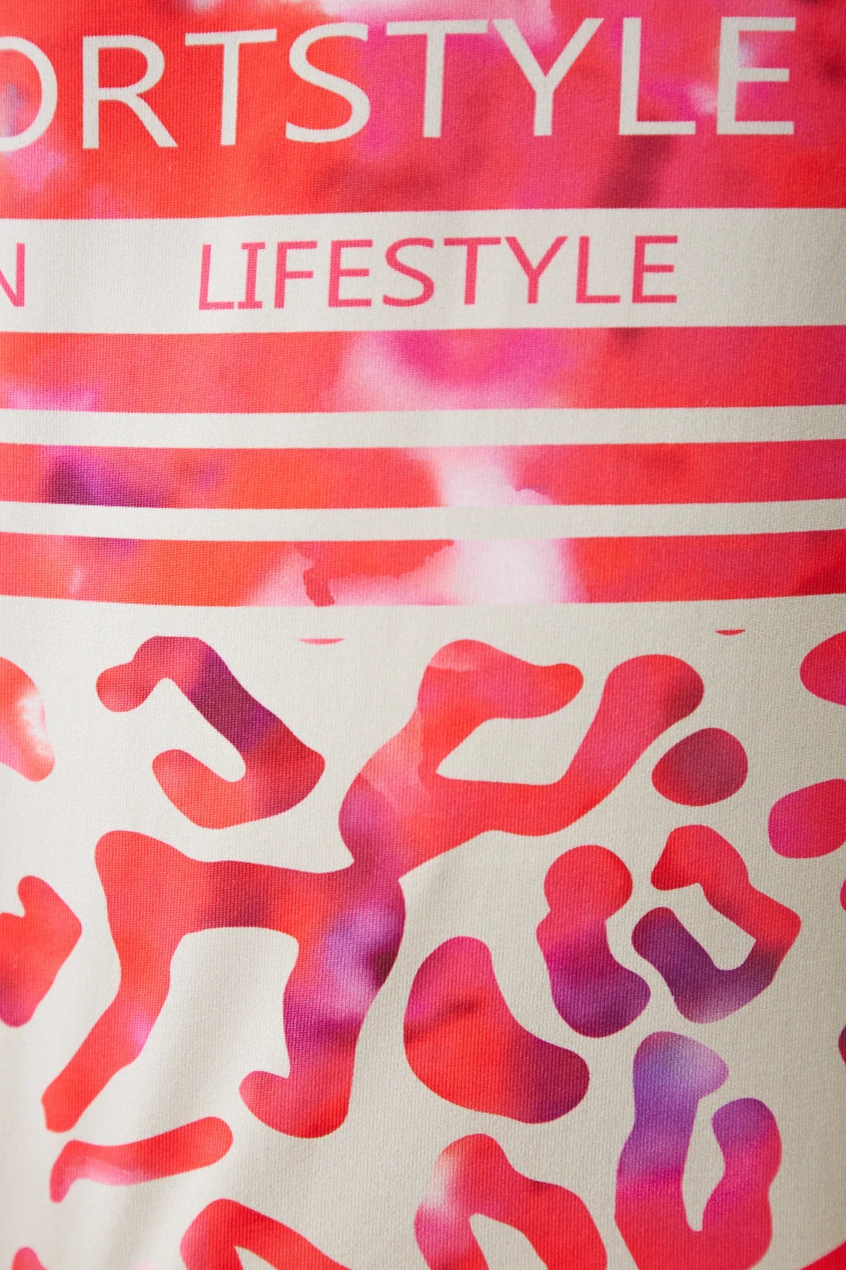 חולצת פולו ספורטיביתהרכב: 95% פוליאמיד, 5% אלסטןהדוגמנית בגובה 1.76 ולובשת מידה 36 אירופאית