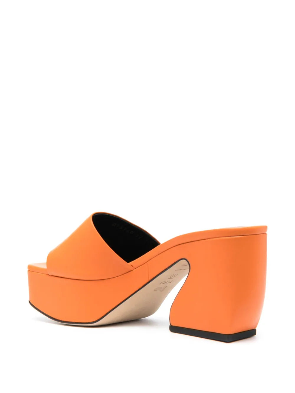 כפכפי פלטפורמה עם עקב מפוסלהרכב: 100% עורגובה: 9.5 ס"מ