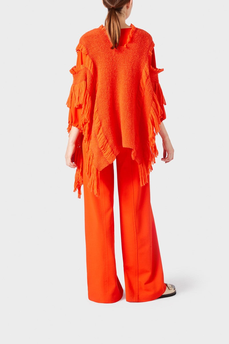 מכנסיים מחוייטים מתרחבים בגזרה גבוהה בעיטור פס תפר בולטהרכב: 68% ויסקוזה, 27% פוליאמיד, 5% אלסטןהדוגמנית בגובה 1.79 ולובשת מידה 40 איטלקית