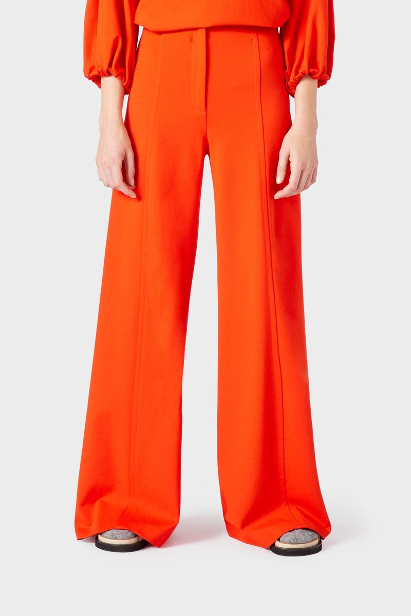 מכנסיים מחוייטים מתרחבים בגזרה גבוהה בעיטור פס תפר בולטהרכב: 68% ויסקוזה, 27% פוליאמיד, 5% אלסטןהדוגמנית בגובה 1.79 ולובשת מידה 40 איטלקית