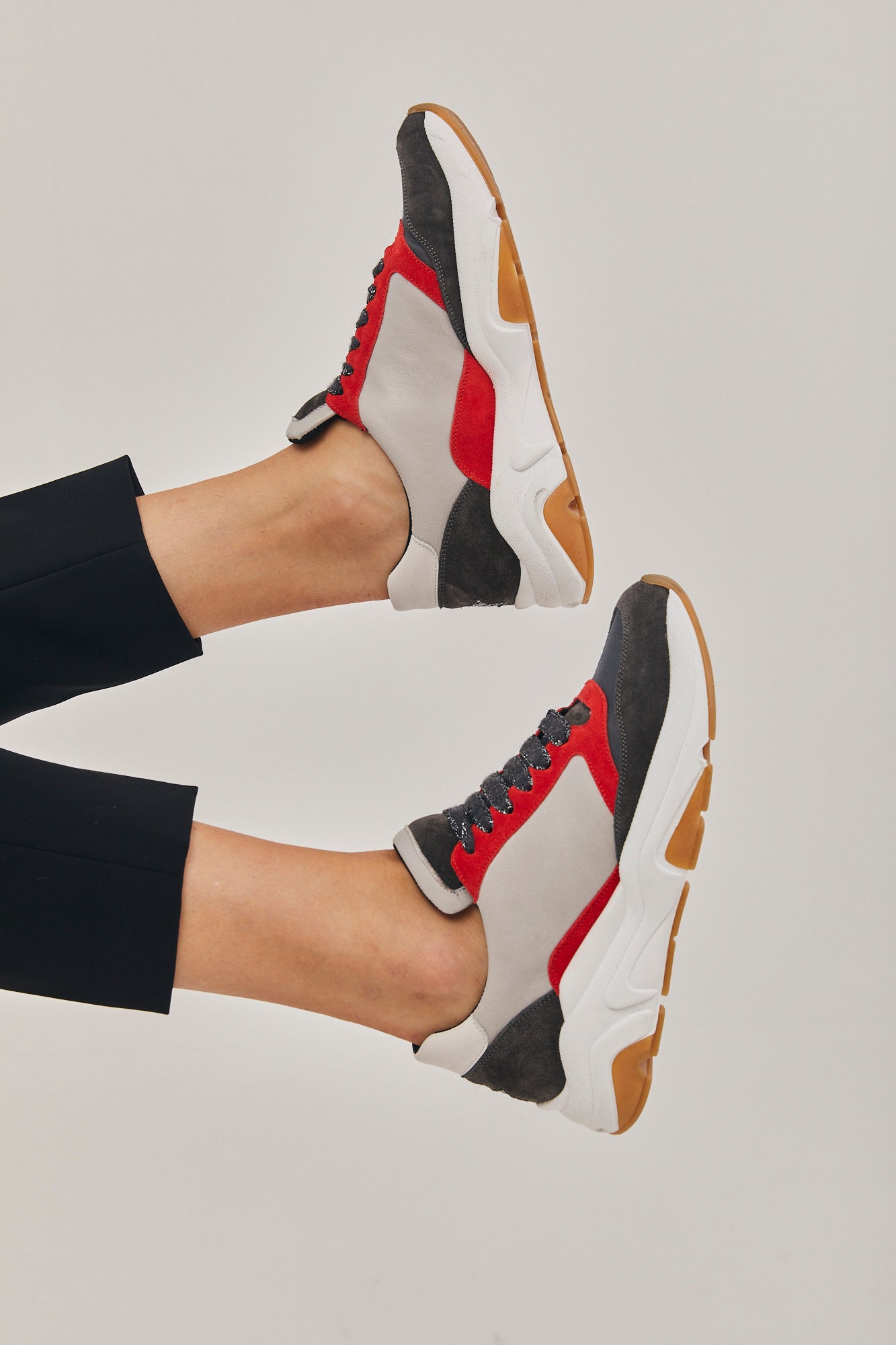 נעלי סניקרס בשילובי צבעיםהרכב: עור בשילוב בד; סוליה: גומי